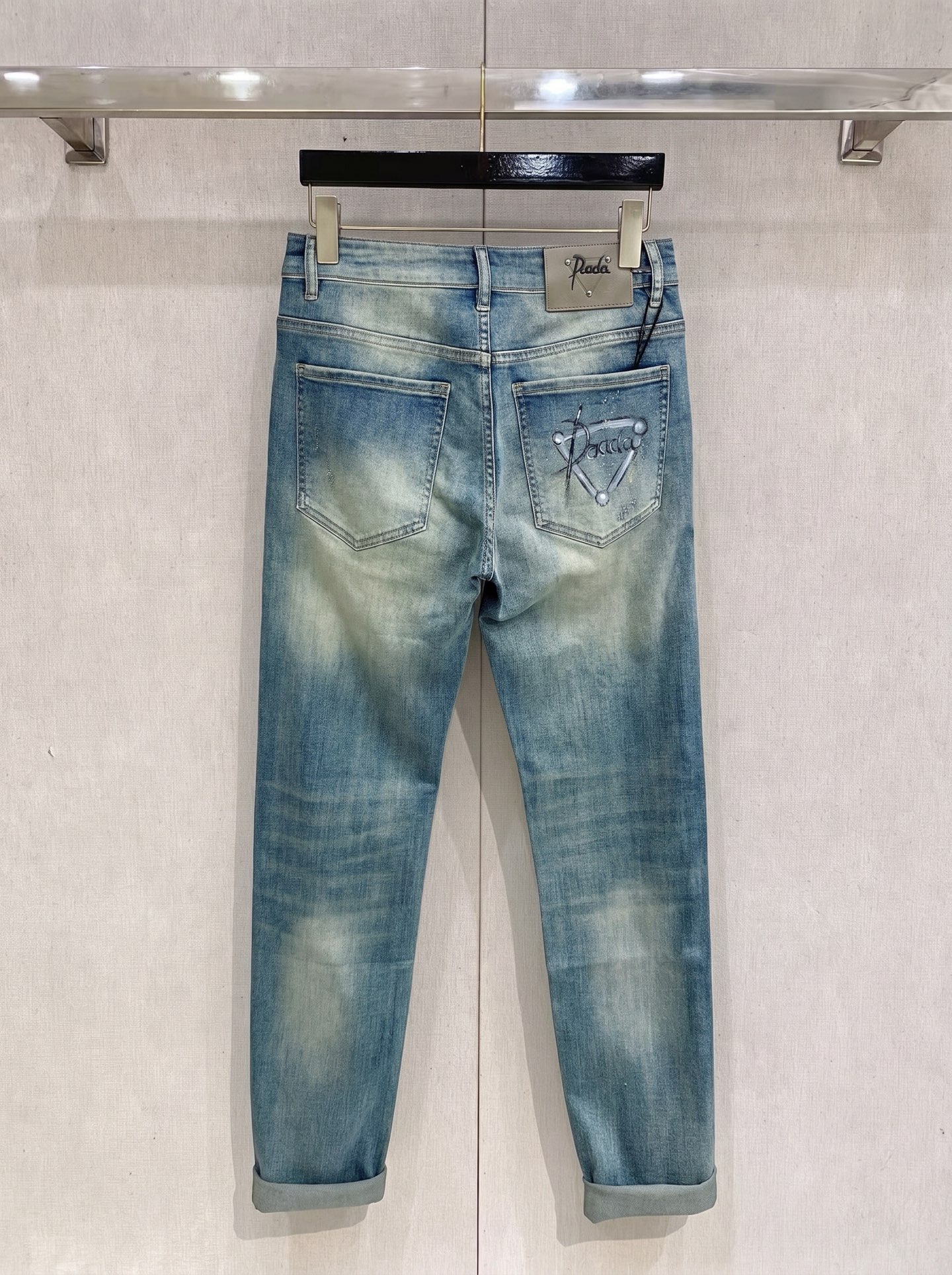 普拉达 2026春夏最新推出男士休闲牛仔裤新品！重工水洗牛仔裤！定制面料和一般牛仔布料比起来，更加柔软舒