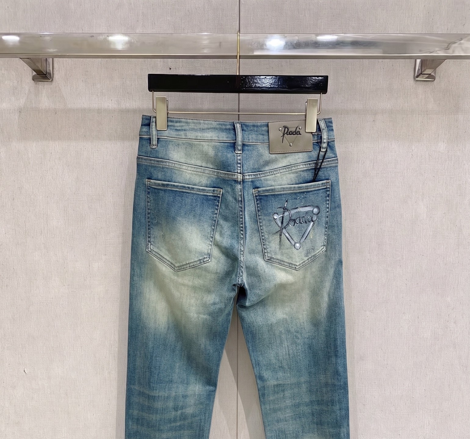 普拉达 2026春夏最新推出男士休闲牛仔裤新品！重工水洗牛仔裤！定制面料和一般牛仔布料比起来，更加柔软舒