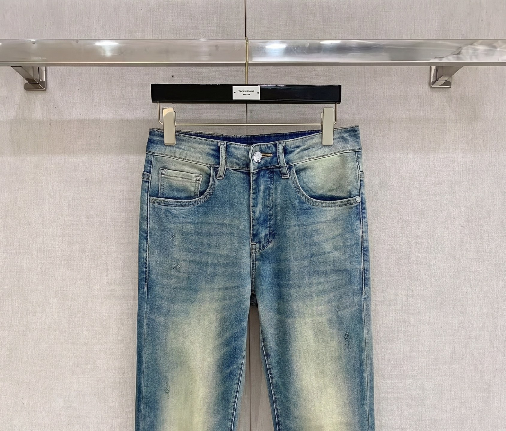 普拉达 2026春夏最新推出男士休闲牛仔裤新品！重工水洗牛仔裤！定制面料和一般牛仔布料比起来，更加柔软舒