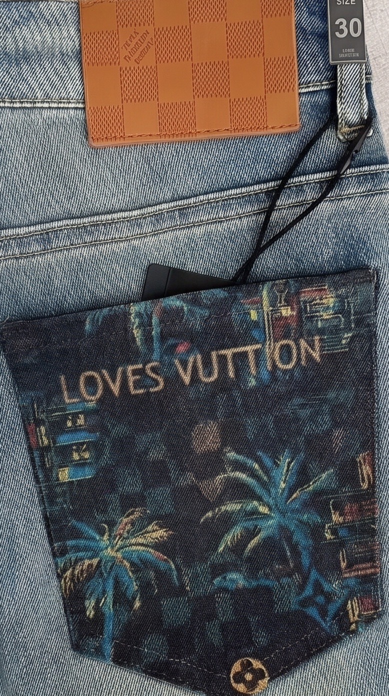 LV 2026春夏最新推出男士休闲牛仔裤新品！重工水洗牛仔裤！定制面料和一般牛仔布料比起来，更加柔软舒适
