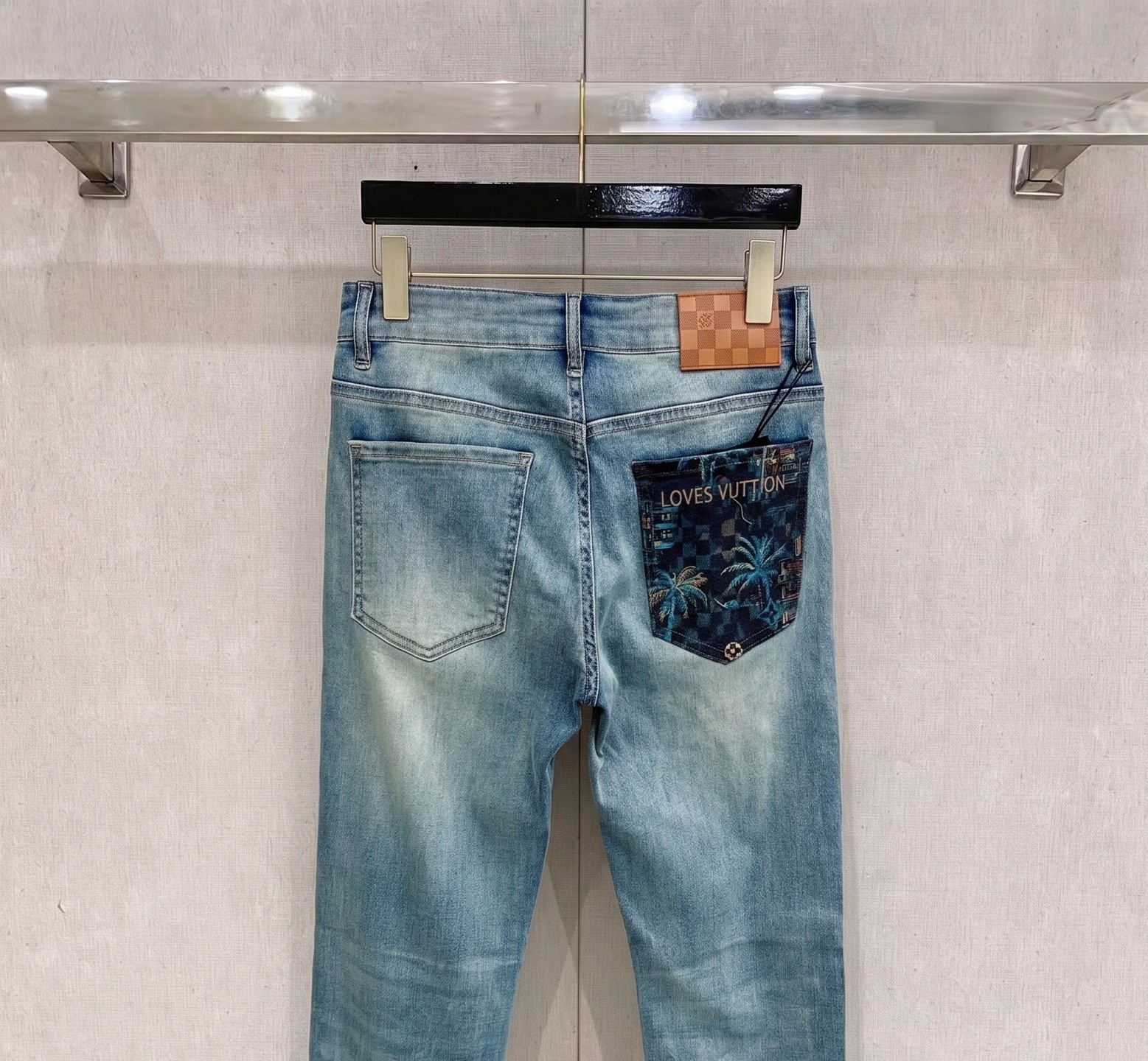 LV 2026春夏最新推出男士休闲牛仔裤新品！重工水洗牛仔裤！定制面料和一般牛仔布料比起来，更加柔软舒适