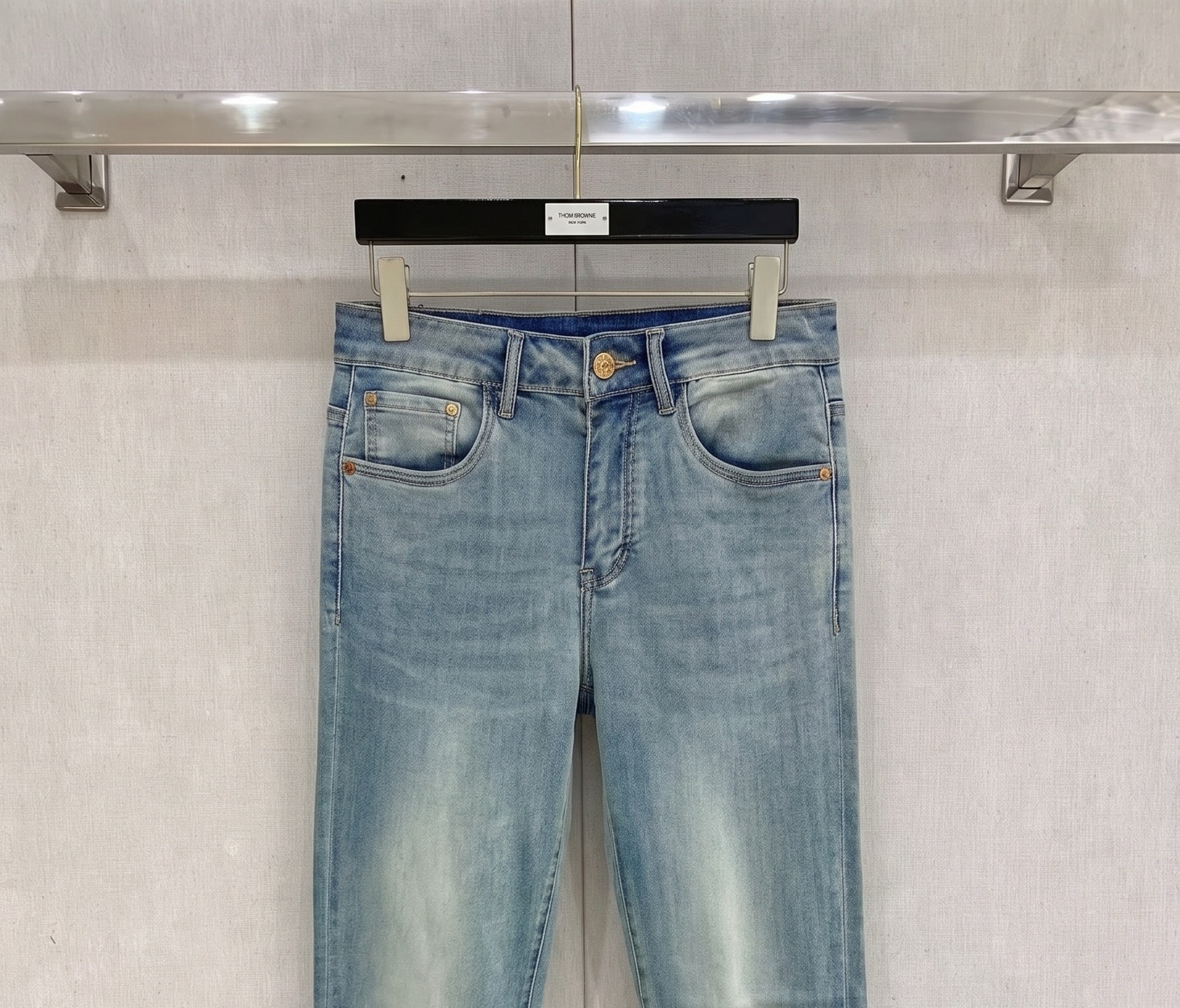 LV 2026春夏最新推出男士休闲牛仔裤新品！重工水洗牛仔裤！定制面料和一般牛仔布料比起来，更加柔软舒适