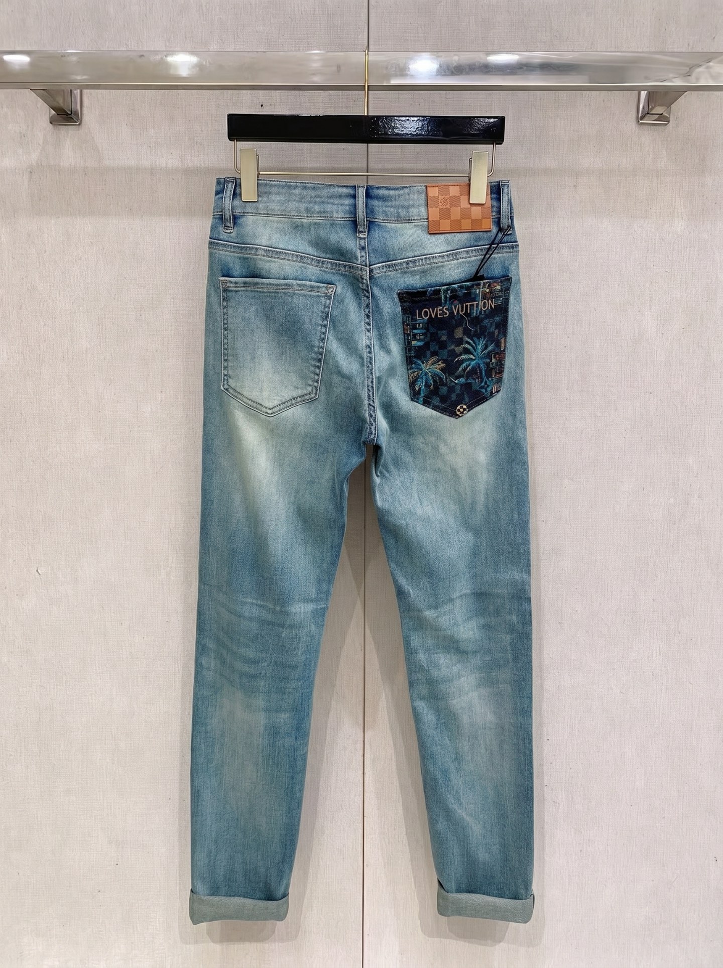 LV 2026春夏最新推出男士休闲牛仔裤新品！重工水洗牛仔裤！定制面料和一般牛仔布料比起来，更加柔软舒适