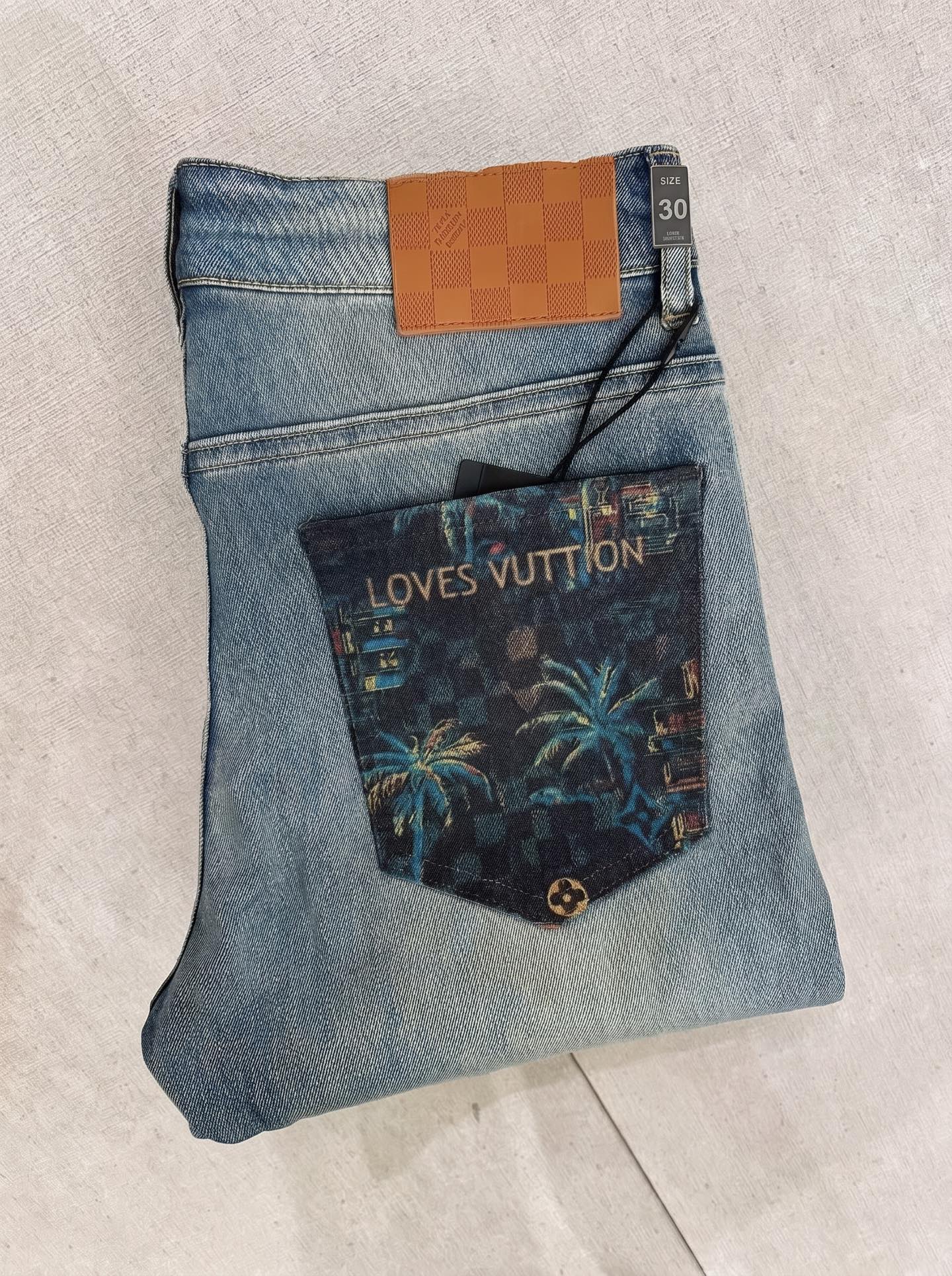 LV 2026春夏最新推出男士休闲牛仔裤新品！重工水洗牛仔裤！定制面料和一般牛仔布料比起来，更加柔软舒适