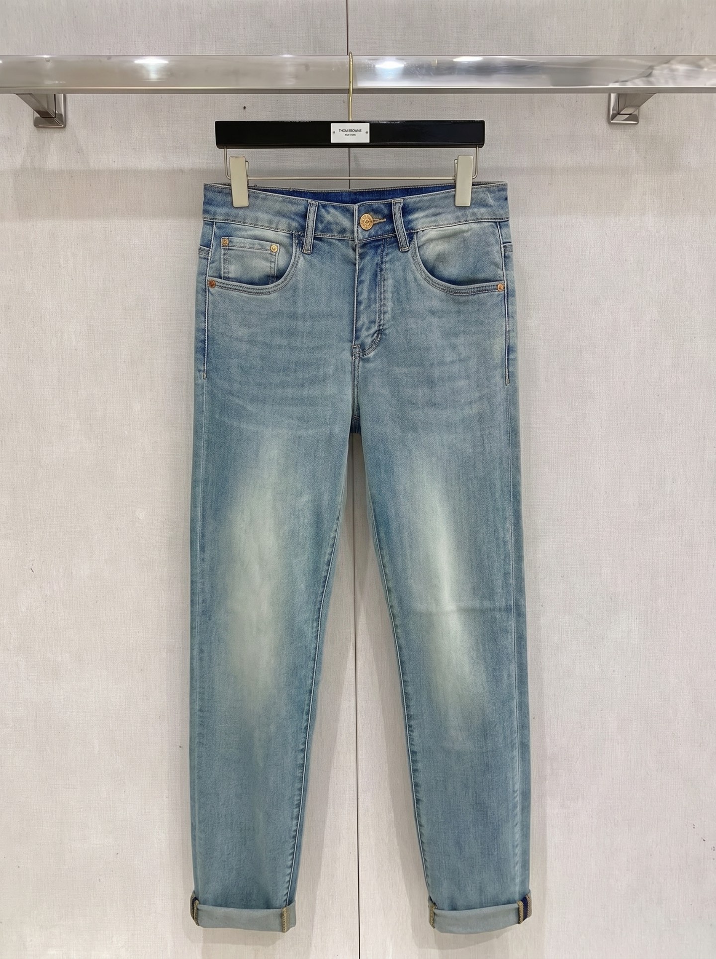 LV 2026春夏最新推出男士休闲牛仔裤新品！重工水洗牛仔裤！定制面料和一般牛仔布料比起来，更加柔软舒适