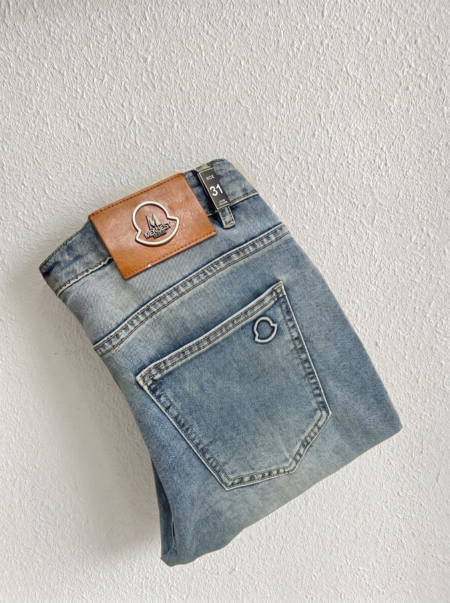 NO:849434,Moncler’s latest new men’s thin jeans for 2026 summer!  Heavy-duty washed denim fabric, customized fabric is softer and more comfortable than ordinary denim fabric!  Super-heavy industrial washing process and double process washing. The whole pair of pants has a comfortable feel, and the fineness and breathability are top-notch. All hardware brand logos are custom-made, and the materials are selected with the best attributes. The fabric has good elasticity and great comfort!  Low-key design style is simple and elegant. Size 28-36, no 35, Moncler, jeans,19860909Moncler蒙口 2026夏季最新推出男士薄款牛仔裤新品！重工水洗牛仔面料,定制面料和一般牛仔布料比起来,更加柔软舒适！超重工洗水工艺 双工艺洗水 整条裤子,手感舒适,细腻程度与透气效果堪称顶级,所有的五金品牌logo都是专模定做,材质都是选最好的属性.面料的弹性很好,舒适性非常棒！低调设计风格简洁大方.码数28-36 没35,,Moncler,jeans,,Men's clothing