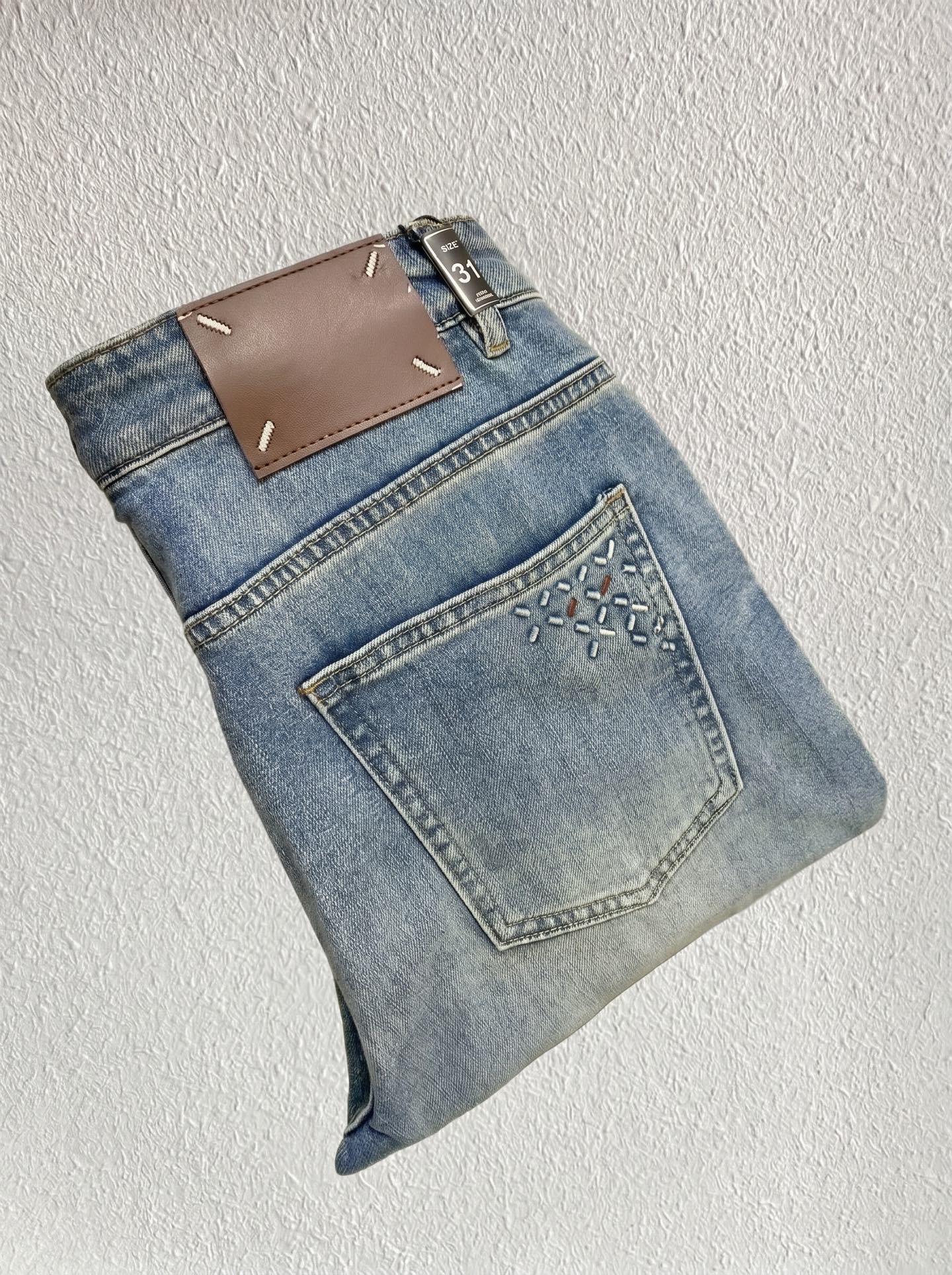 NO:849436,MMJ Margiela launches new men’s thin jeans in summer 2026!  Heavy-duty washed denim fabric, customized fabric is softer and more comfortable than ordinary denim fabric!  Super-heavy industrial washing process and double process washing. The whole pair of pants has a comfortable feel, and the fineness and breathability are top-notch. All hardware brand logos are custom-made, and the materials are selected with the best attributes. The fabric has good elasticity and great comfort!  The low-key design style is simple and elegant. The code number is 28-36, no 35, masion margiela, jeans,19860909MMJ马吉拉 2026夏季最新推出男士薄款牛仔裤新品！重工水洗牛仔面料,定制面料和一般牛仔布料比起来,更加柔软舒适！超重工洗水工艺 双工艺洗水 整条裤子,手感舒适,细腻程度与透气效果堪称顶级,所有的五金品牌logo都是专模定做,材质都是选最好的属性.面料的弹性很好,舒适性非常棒！低调设计风格简洁大方.码数28-36 没35,,masion margiela,jeans,,Men's clothing