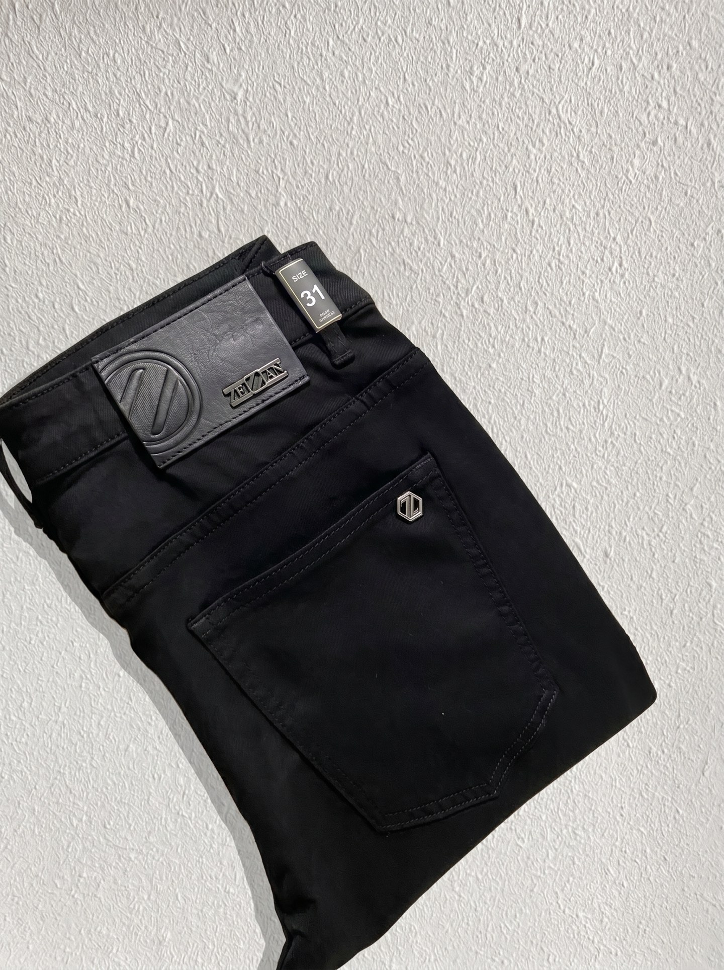 NO:849438,Zegna Zegna's latest new men's thin jeans for summer 2026!  Heavy-duty washed denim fabric, customized fabric is softer and more comfortable than ordinary denim fabric!  Super-heavy industrial washing process and double process washing. The whole pair of pants has a comfortable feel, and the fineness and breathability are top-notch. All hardware brand logos are custom-made, and the materials are selected with the best attributes. The fabric has good elasticity and great comfort!  The low-key design style is simple and elegant. The code number is 28-36, no 35,,zegna,jeans,19860909Zegna杰尼亚 2026夏季最新推出男士薄款牛仔裤新品！重工水洗牛仔面料,定制面料和一般牛仔布料比起来,更加柔软舒适！超重工洗水工艺 双工艺洗水 整条裤子,手感舒适,细腻程度与透气效果堪称顶级,所有的五金品牌logo都是专模定做,材质都是选最好的属性.面料的弹性很好,舒适性非常棒！低调设计风格简洁大方.码数28-36 没35,,zegna,jeans,,Men's clothing