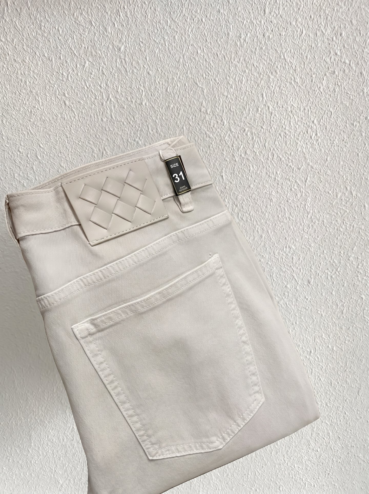 NO:849440,BV Bottega Veneta launches new men's thin jeans in summer 2026!  Heavy-duty washed denim fabric, customized fabric is softer and more comfortable than ordinary denim fabric!  Super-heavy industrial washing process and double process washing. The whole pair of pants has a comfortable feel, and the fineness and breathability are top-notch. All hardware brand logos are custom-made, and the materials are selected with the best attributes. The fabric has good elasticity and great comfort!  The low-key design style is simple and elegant. The code number is 28-36, no 35,,bottega veneta,bottega veneta,jeans,19860909BV葆蝶家 2026夏季最新推出男士薄款牛仔裤新品！重工水洗牛仔面料,定制面料和一般牛仔布料比起来,更加柔软舒适！超重工洗水工艺 双工艺洗水 整条裤子,手感舒适,细腻程度与透气效果堪称顶级,所有的五金品牌logo都是专模定做,材质都是选最好的属性.面料的弹性很好,舒适性非常棒！低调设计风格简洁大方.码数28-36 没35,,bottega veneta,bottega veneta,jeans,,Men's clothing