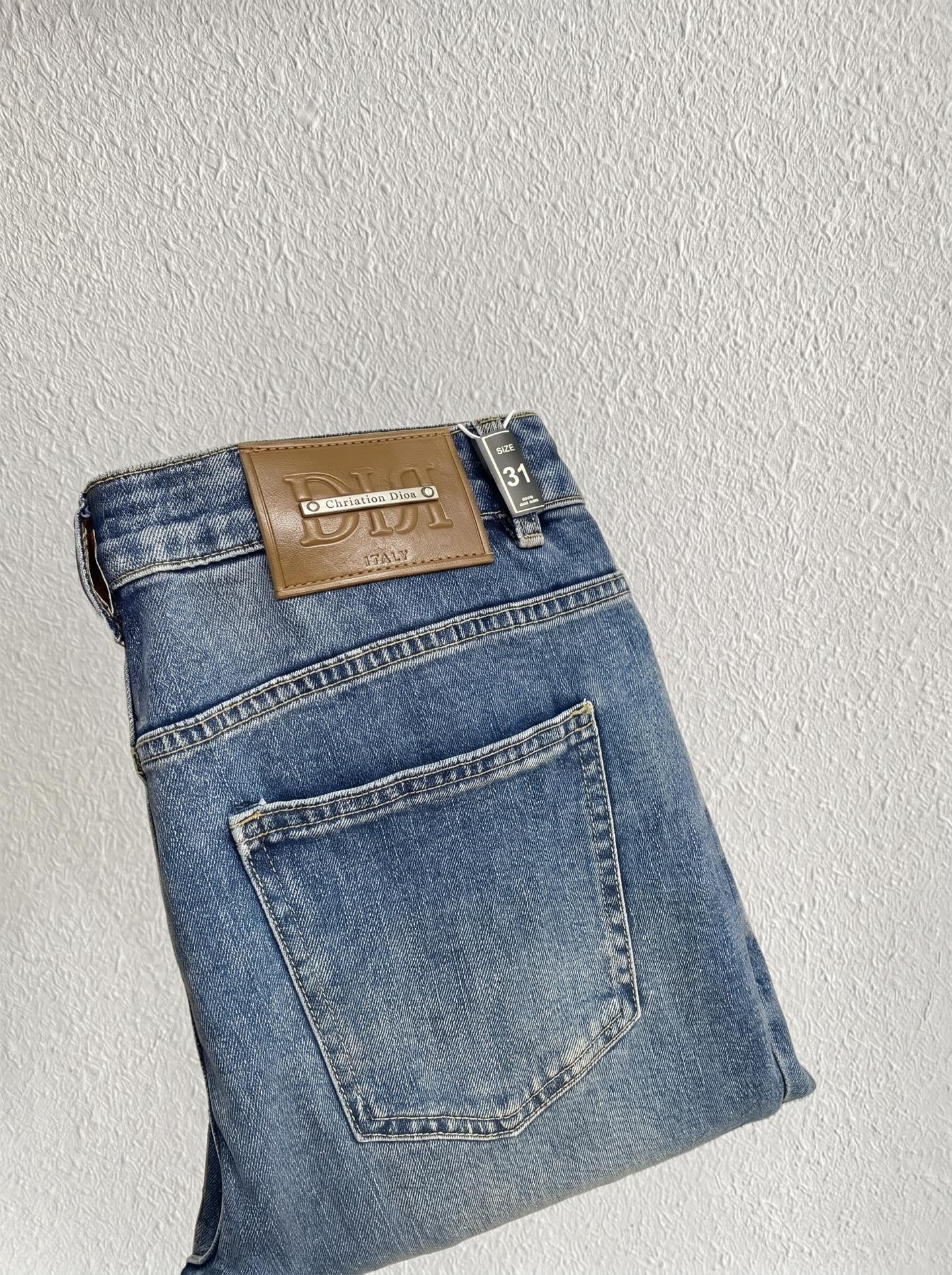 NO:849442,Dior launches new thin jeans for men in summer 2026!  Heavy-duty washed denim fabric, customized fabric is softer and more comfortable than ordinary denim fabric!  Super-heavy industrial washing process and double process washing. The whole pair of pants has a comfortable feel, and the fineness and breathability are top-notch. All hardware brand logos are custom-made, and the materials are selected with the best attributes. The fabric has good elasticity and great comfort!  The low-key design style is simple and elegant. The code number is 28-36, no 35, dior, dior, jeans,19860909Dior迪奥 2026夏季最新推出男士薄款牛仔裤新品！重工水洗牛仔面料,定制面料和一般牛仔布料比起来,更加柔软舒适！超重工洗水工艺 双工艺洗水 整条裤子,手感舒适,细腻程度与透气效果堪称顶级,所有的五金品牌logo都是专模定做,材质都是选最好的属性.面料的弹性很好,舒适性非常棒！低调设计风格简洁大方.码数28-36 没35,,dior,dior,jeans,,Men's clothing