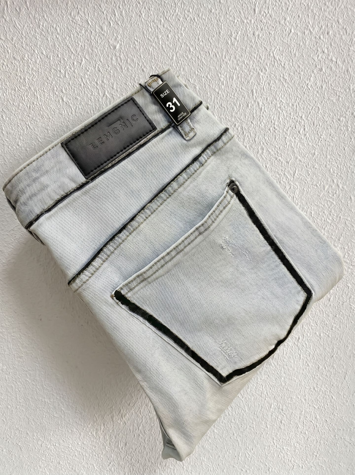NO:849444,Glvenchy Givenchy launches new thin jeans for men in summer 2026!  Heavy-duty washed denim fabric, customized fabric is softer and more comfortable than ordinary denim fabric!  Super-heavy industrial washing process and double process washing. The whole pair of pants has a comfortable feel, and the fineness and breathability are top-notch. All hardware brand logos are custom-made, and the materials are selected with the best attributes. The fabric has good elasticity and great comfort!  The low-key design style is simple and elegant. The code number is 28-36, no 35,,givenchy,louis vuitton,jeans,19860909Glvenchy纪梵希 2026夏季最新推出男士薄款牛仔裤新品！重工水洗牛仔面料,定制面料和一般牛仔布料比起来,更加柔软舒适！超重工洗水工艺 双工艺洗水 整条裤子,手感舒适,细腻程度与透气效果堪称顶级,所有的五金品牌logo都是专模定做,材质都是选最好的属性.面料的弹性很好,舒适性非常棒！低调设计风格简洁大方.码数28-36 没35,,givenchy,louis vuitton,jeans,,Men's clothing