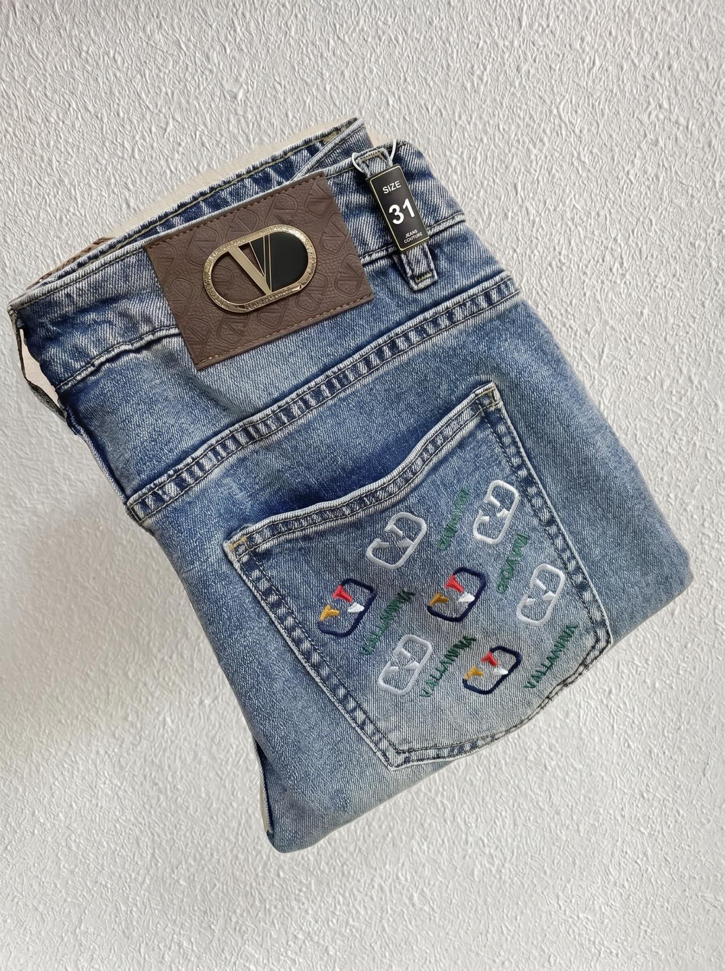 NO:849446,VAL Valentino launches new men's thin jeans in summer 2026!  Heavy-duty washed denim fabric, customized fabric is softer and more comfortable than ordinary denim fabric!  Super-heavy industrial washing process and double process washing. The whole pair of pants has a comfortable feel, and the fineness and breathability are top-notch. All hardware brand logos are custom-made, and the materials are selected with the best attributes. The fabric has good elasticity and great comfort!  The low-key design style is simple and elegant. The code number is 28-36, no 35, valentino, jeans,19860909VAL华伦天奴 2026夏季最新推出男士薄款牛仔裤新品！重工水洗牛仔面料,定制面料和一般牛仔布料比起来,更加柔软舒适！超重工洗水工艺 双工艺洗水 整条裤子,手感舒适,细腻程度与透气效果堪称顶级,所有的五金品牌logo都是专模定做,材质都是选最好的属性.面料的弹性很好,舒适性非常棒！低调设计风格简洁大方.码数28-36 没35,,valentino,jeans,,Men's clothing