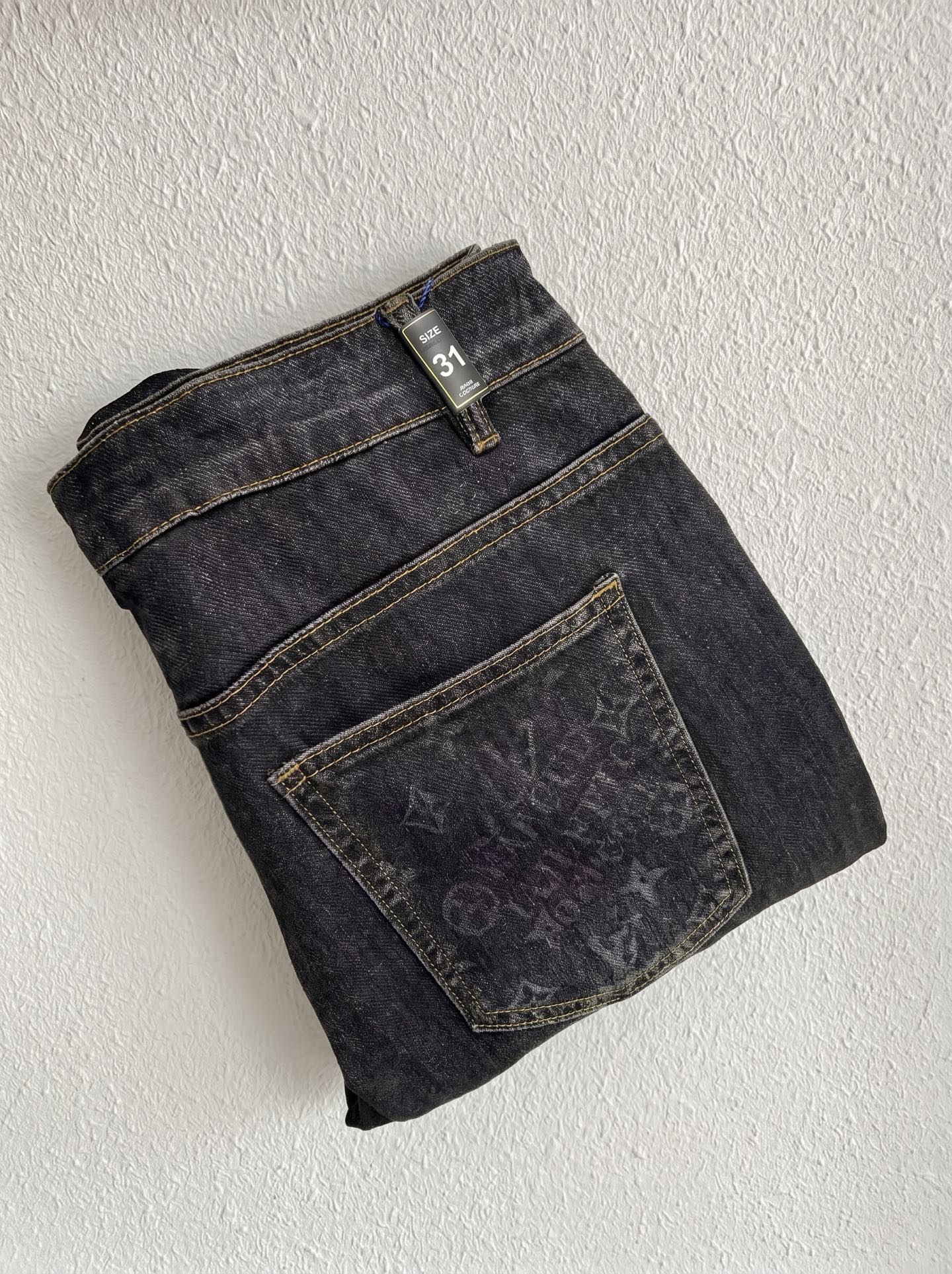 NO:849448,LV Louis Vuitton launches new men’s jeans for summer 2026!  Heavy-duty washed denim fabric, customized fabric is softer and more comfortable than ordinary denim fabric!  Super-heavy industrial washing process and double process washing. The whole pair of pants has a comfortable feel, and the fineness and breathability are top-notch. All hardware brand logos are custom-made, and the materials are selected with the best attributes. The fabric has good elasticity and great comfort!  The low-key design style is simple and elegant. The code number is 28-36, no 35,,louis vuitton,louis vuitton,jeans,19860909LV路易威登 2026夏季最新推出男士牛仔裤新品！重工水洗牛仔面料,定制面料和一般牛仔布料比起来,更加柔软舒适！超重工洗水工艺 双工艺洗水 整条裤子,手感舒适,细腻程度与透气效果堪称顶级,所有的五金品牌logo都是专模定做,材质都是选最好的属性.面料的弹性很好,舒适性非常棒！低调设计风格简洁大方.码数28-36 没35,,louis vuitton,louis vuitton,jeans,,Men's clothing