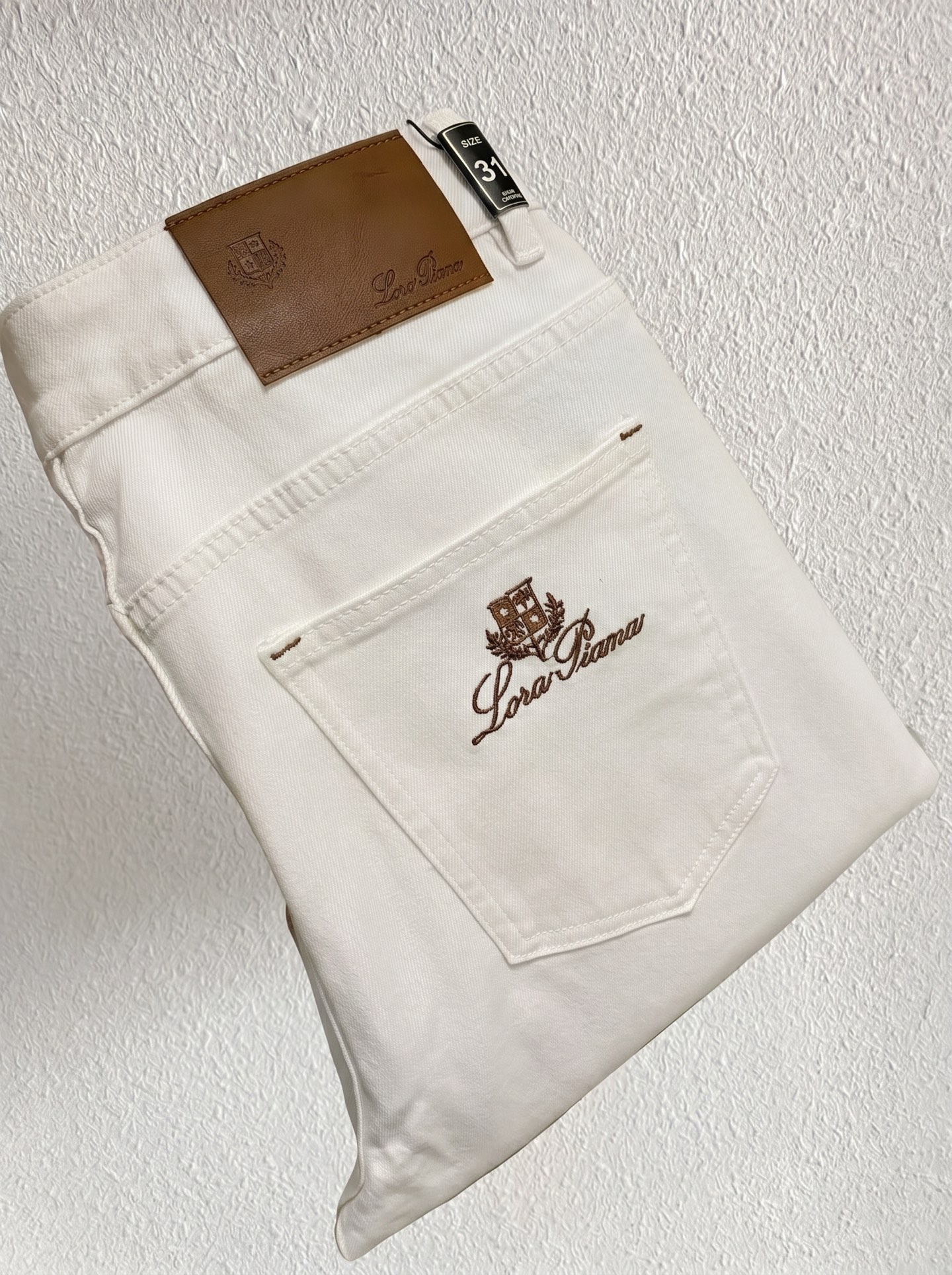 NO:849450,LP Nuoyoupanya launches new men’s jeans in the summer of 2026!  Heavy-duty washed denim fabric, customized fabric is softer and more comfortable than ordinary denim fabric!  Super-heavy industrial washing process and double process washing. The whole pair of pants has a comfortable feel, and the fineness and breathability are top-notch. All hardware brand logos are custom-made, and the materials are selected with the best attributes. The fabric has good elasticity and great comfort!  The low-key design style is simple and elegant. The code number is 28-36, no 35,,loro piana,jeans,19860909LP诺悠翩雅 2026夏季最新推出男士牛仔裤新品！重工水洗牛仔面料,定制面料和一般牛仔布料比起来,更加柔软舒适！超重工洗水工艺 双工艺洗水 整条裤子,手感舒适,细腻程度与透气效果堪称顶级,所有的五金品牌logo都是专模定做,材质都是选最好的属性.面料的弹性很好,舒适性非常棒！低调设计风格简洁大方.码数28-36 没35,,loro piana,jeans,,Men's clothing