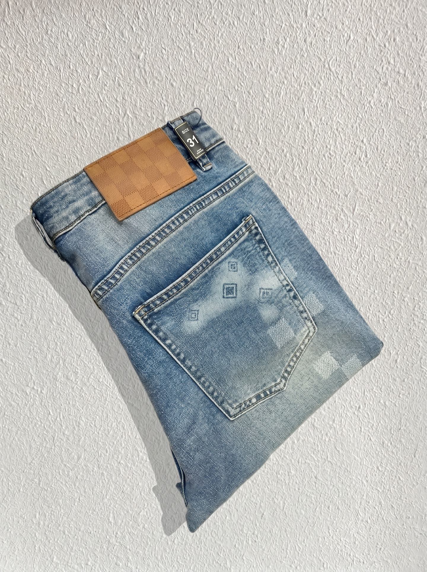 NO:849451,LV Louis Vuitton launches new men's thin jeans for summer 2026!  Heavy-duty washed denim fabric, customized fabric is softer and more comfortable than ordinary denim fabric!  Super-heavy industrial washing process and double process washing. The whole pair of pants has a comfortable feel, and the fineness and breathability are top-notch. All hardware brand logos are custom-made, and the materials are selected with the best attributes. The fabric has good elasticity and great comfort!  The low-key design style is simple and elegant. The code number is 28-36, no 35,,louis vuitton,louis vuitton,jeans,19860909LV路易威登 2026夏季最新推出男士薄款牛仔裤新品！重工水洗牛仔面料,定制面料和一般牛仔布料比起来,更加柔软舒适！超重工洗水工艺 双工艺洗水 整条裤子,手感舒适,细腻程度与透气效果堪称顶级,所有的五金品牌logo都是专模定做,材质都是选最好的属性.面料的弹性很好,舒适性非常棒！低调设计风格简洁大方.码数28-36 没35,,louis vuitton,louis vuitton,jeans,,Men's clothing