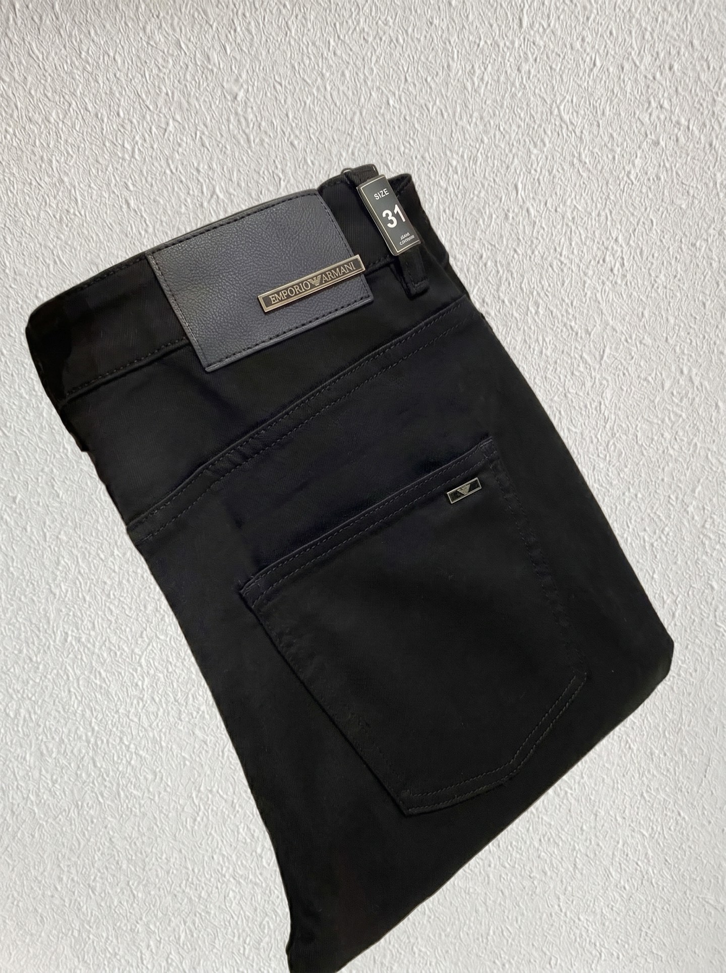 NO:849454,Armani Armani launches new thin jeans for men in summer 2026!  Heavy-duty washed denim fabric, customized fabric is softer and more comfortable than ordinary denim fabric!  Super-heavy industrial washing process and double process washing. The whole pair of pants has a comfortable feel, and the fineness and breathability are top-notch. All hardware brand logos are custom-made, and the materials are selected with the best attributes. The fabric has good elasticity and great comfort!  The low-key design style is simple and elegant. The code number is 28-36, no 35, armani, armani, jeans,19860909Armani阿玛尼 2026夏季最新推出男士薄款牛仔裤新品！重工水洗牛仔面料,定制面料和一般牛仔布料比起来,更加柔软舒适！超重工洗水工艺 双工艺洗水 整条裤子,手感舒适,细腻程度与透气效果堪称顶级,所有的五金品牌logo都是专模定做,材质都是选最好的属性.面料的弹性很好,舒适性非常棒！低调设计风格简洁大方.码数28-36 没35,,armani,armani,jeans,,Men's clothing