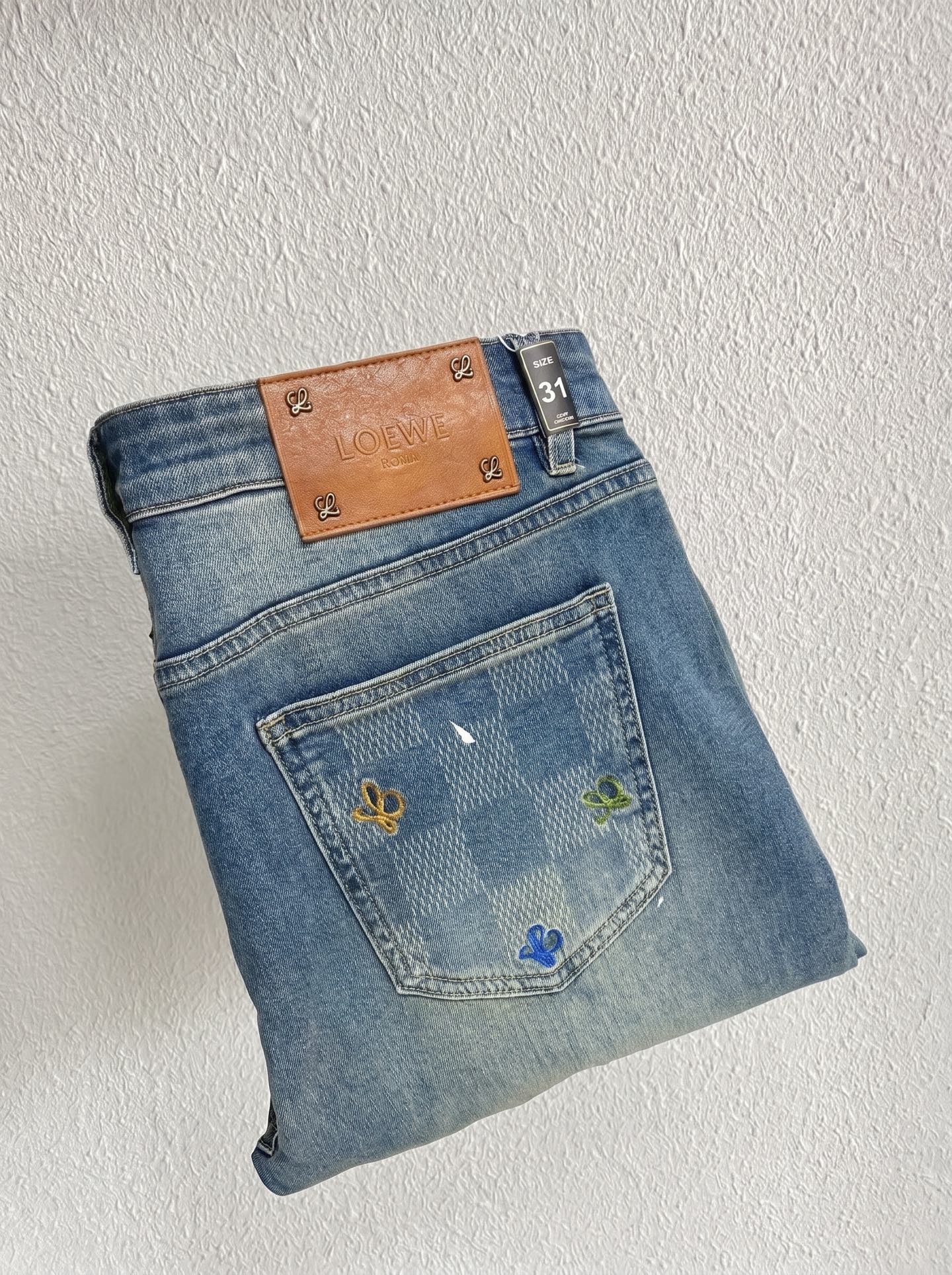 NO:849457,Loewe launches new thin jeans for men in summer 2026!  Heavy-duty washed denim fabric, customized fabric is softer and more comfortable than ordinary denim fabric!  Super-heavy industrial washing process and double process washing. The whole pair of pants has a comfortable feel, and the fineness and breathability are top-notch. All hardware brand logos are custom-made, and the materials are selected with the best attributes. The fabric has good elasticity and great comfort!  The low-key design style is simple and elegant. The code number is 28-36, no 35,,loewe,loewe,jeans,19860909Loewe罗意威 2026夏季最新推出男士薄款牛仔裤新品！重工水洗牛仔面料,定制面料和一般牛仔布料比起来,更加柔软舒适！超重工洗水工艺 双工艺洗水 整条裤子,手感舒适,细腻程度与透气效果堪称顶级,所有的五金品牌logo都是专模定做,材质都是选最好的属性.面料的弹性很好,舒适性非常棒！低调设计风格简洁大方.码数28-36 没35,,loewe,loewe,jeans,,Men's clothing