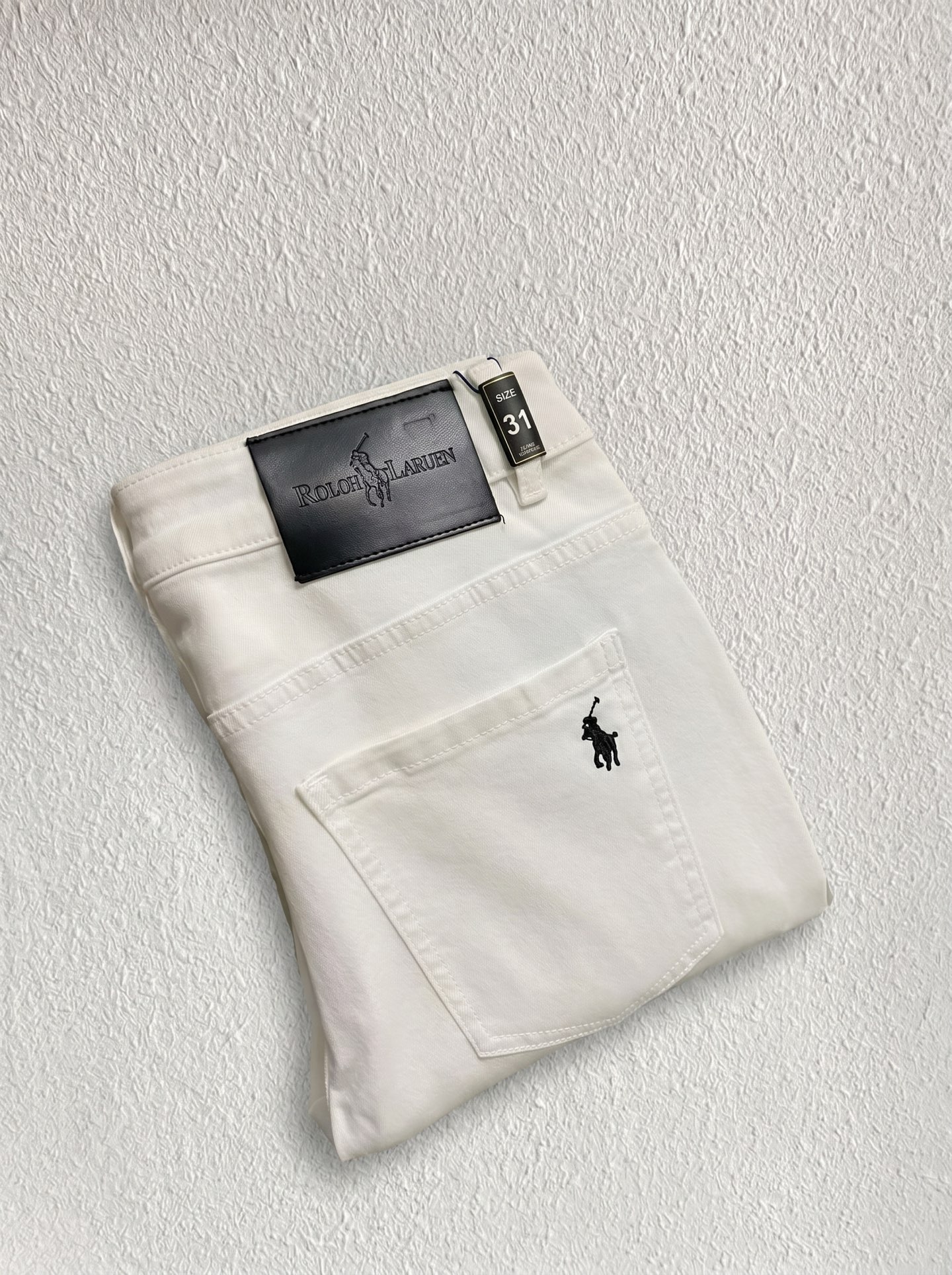 NO:849460,POLO Paul launches new men's thin jeans in summer 2026!  Heavy-duty washed denim fabric, customized fabric is softer and more comfortable than ordinary denim fabric!  Super-heavy industrial washing process and double process washing. The whole pair of pants has a comfortable feel, and the fineness and breathability are top-notch. All hardware brand logos are custom-made, and the materials are selected with the best attributes. The fabric has good elasticity and great comfort!  The low-key design style is simple and elegant. The code number is 28-36, no 35,,jeans,19860909POLO保罗 2026夏季最新推出男士薄款牛仔裤新品！重工水洗牛仔面料,定制面料和一般牛仔布料比起来,更加柔软舒适！超重工洗水工艺 双工艺洗水 整条裤子,手感舒适,细腻程度与透气效果堪称顶级,所有的五金品牌logo都是专模定做,材质都是选最好的属性.面料的弹性很好,舒适性非常棒！低调设计风格简洁大方.码数28-36 没35,,jeans,,Men's clothing