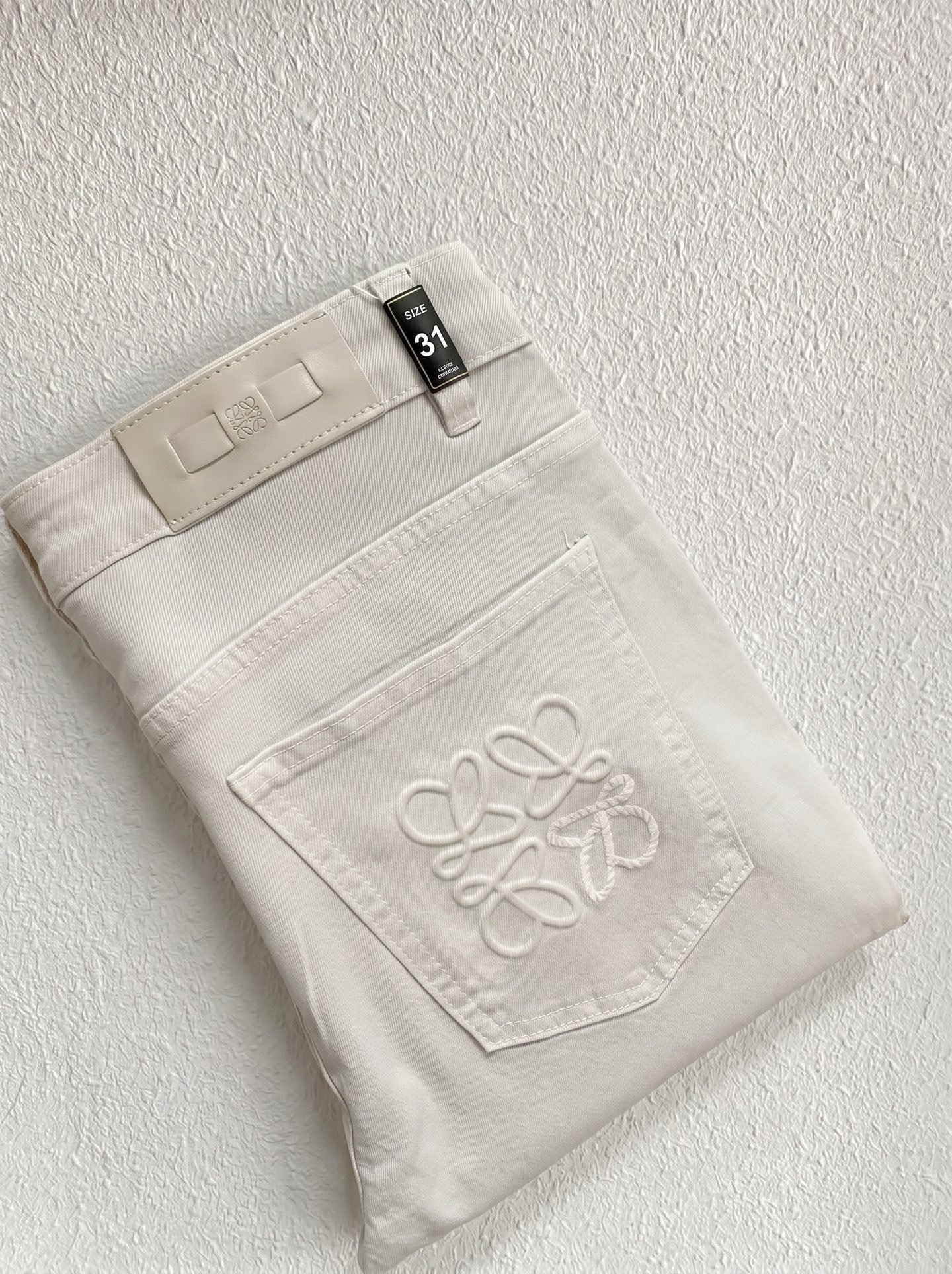 NO:849466,Loewe launches new thin jeans for men in summer 2026!  Heavy-duty washed denim fabric, customized fabric is softer and more comfortable than ordinary denim fabric!  Super-heavy industrial washing process and double process washing. The whole pair of pants has a comfortable feel, and the fineness and breathability are top-notch. All hardware brand logos are custom-made, and the materials are selected with the best attributes. The fabric has good elasticity and great comfort!  The low-key design style is simple and elegant. The code number is 28-36, no 35,,loewe,loewe,jeans,19860909Loewe罗意威 2026夏季最新推出男士薄款牛仔裤新品！重工水洗牛仔面料,定制面料和一般牛仔布料比起来,更加柔软舒适！超重工洗水工艺 双工艺洗水 整条裤子,手感舒适,细腻程度与透气效果堪称顶级,所有的五金品牌logo都是专模定做,材质都是选最好的属性.面料的弹性很好,舒适性非常棒！低调设计风格简洁大方.码数28-36 没35,,loewe,loewe,jeans,,Men's clothing