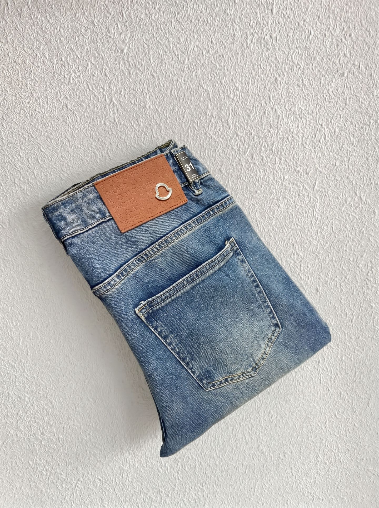NO:849469,Moncler’s latest new men’s thin jeans for 2026 summer!  Heavy-duty washed denim fabric, customized fabric is softer and more comfortable than ordinary denim fabric!  Super-heavy industrial washing process and double process washing. The whole pair of pants has a comfortable feel, and the fineness and breathability are top-notch. All hardware brand logos are custom-made, and the materials are selected with the best attributes. The fabric has good elasticity and great comfort!  Low-key design style is simple and elegant. Size 28-36, no 35, Moncler, jeans,19860909Moncler蒙口 2026夏季最新推出男士薄款牛仔裤新品！重工水洗牛仔面料,定制面料和一般牛仔布料比起来,更加柔软舒适！超重工洗水工艺 双工艺洗水 整条裤子,手感舒适,细腻程度与透气效果堪称顶级,所有的五金品牌logo都是专模定做,材质都是选最好的属性.面料的弹性很好,舒适性非常棒！低调设计风格简洁大方.码数28-36 没35,,Moncler,jeans,,Men's clothing