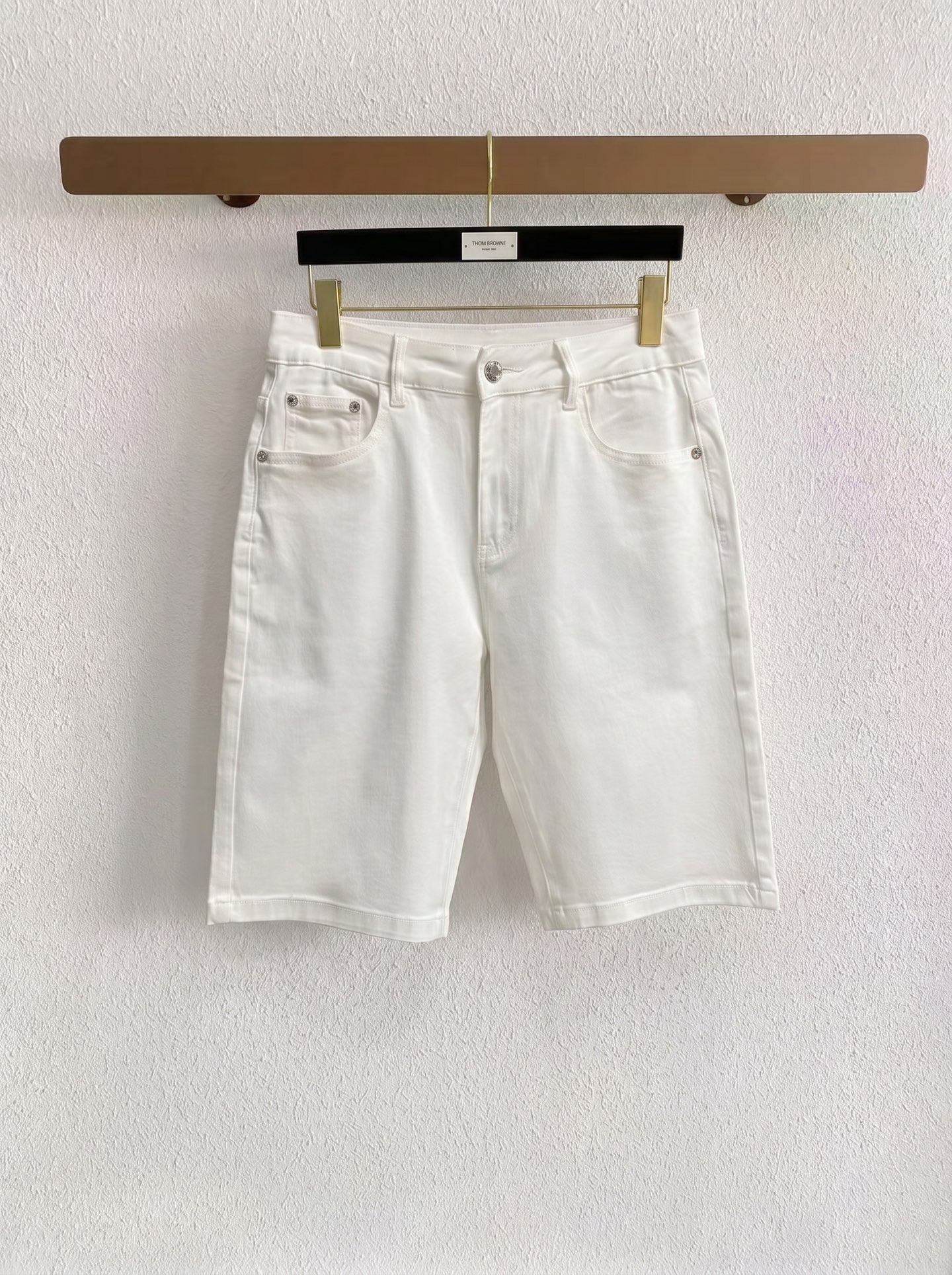 NO:849473,Canadian Scissors launches new men's denim shorts in summer 2026!  Heavy-duty washed denim fabric, customized fabric is softer and more comfortable than ordinary denim fabric!  Super-heavy industrial washing process and double process washing. The whole pair of pants has a comfortable feel, and the fineness and breathability are top-notch. All hardware brand logos are custom-made, and the materials are selected with the best attributes. The fabric has good elasticity and great comfort!  The low-key design style is simple and elegant. The code number is 28-36, no 35,,shorts,19860909加拿大剪刀 2026夏季最新推出男士牛仔短裤新品！重工水洗牛仔面料,定制面料和一般牛仔布料比起来,更加柔软舒适！超重工洗水工艺 双工艺洗水 整条裤子,手感舒适,细腻程度与透气效果堪称顶级,所有的五金品牌logo都是专模定做,材质都是选最好的属性.面料的弹性很好,舒适性非常棒！低调设计风格简洁大方.码数28-36 没35,,shorts,,Men's clothing