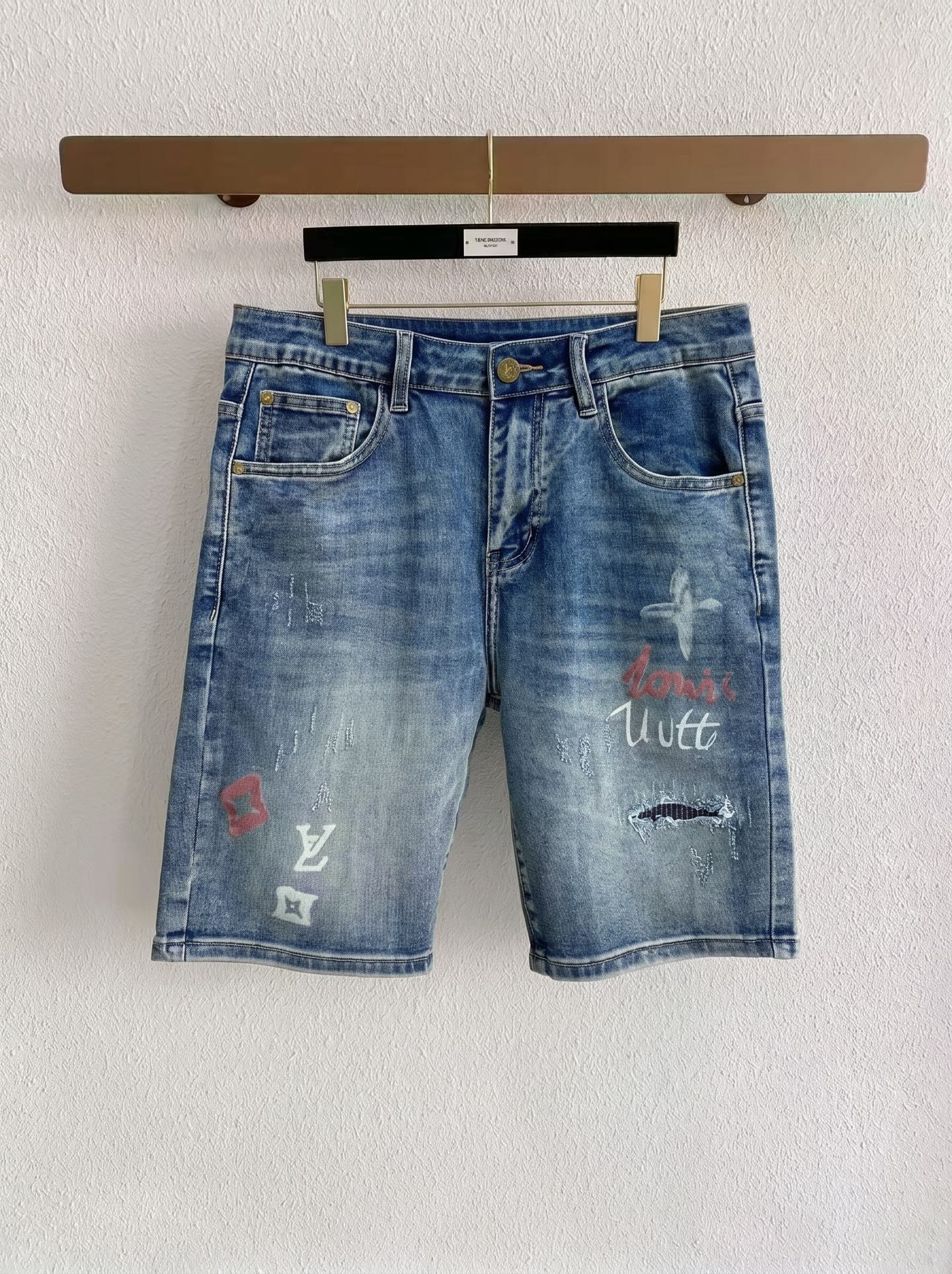 NO:849476,LV Louis Vuitton launches new men's denim shorts for summer 2026!  Heavy-duty washed denim fabric, customized fabric is softer and more comfortable than ordinary denim fabric!  Super-heavy industrial washing process and double process washing. The whole pair of pants has a comfortable feel, and the fineness and breathability are top-notch. All hardware brand logos are custom-made, and the materials are selected with the best attributes. The fabric has good elasticity and great comfort!  The low-key design style is simple and elegant. The code number is 28-36, no 35,, louis vuitton, louis vuitton, shorts,19860909LV路易威登 2026夏季最新推出男士牛仔短裤新品！重工水洗牛仔面料,定制面料和一般牛仔布料比起来,更加柔软舒适！超重工洗水工艺 双工艺洗水 整条裤子,手感舒适,细腻程度与透气效果堪称顶级,所有的五金品牌logo都是专模定做,材质都是选最好的属性.面料的弹性很好,舒适性非常棒！低调设计风格简洁大方.码数28-36 没35,,louis vuitton,louis vuitton,shorts,,Men's clothing