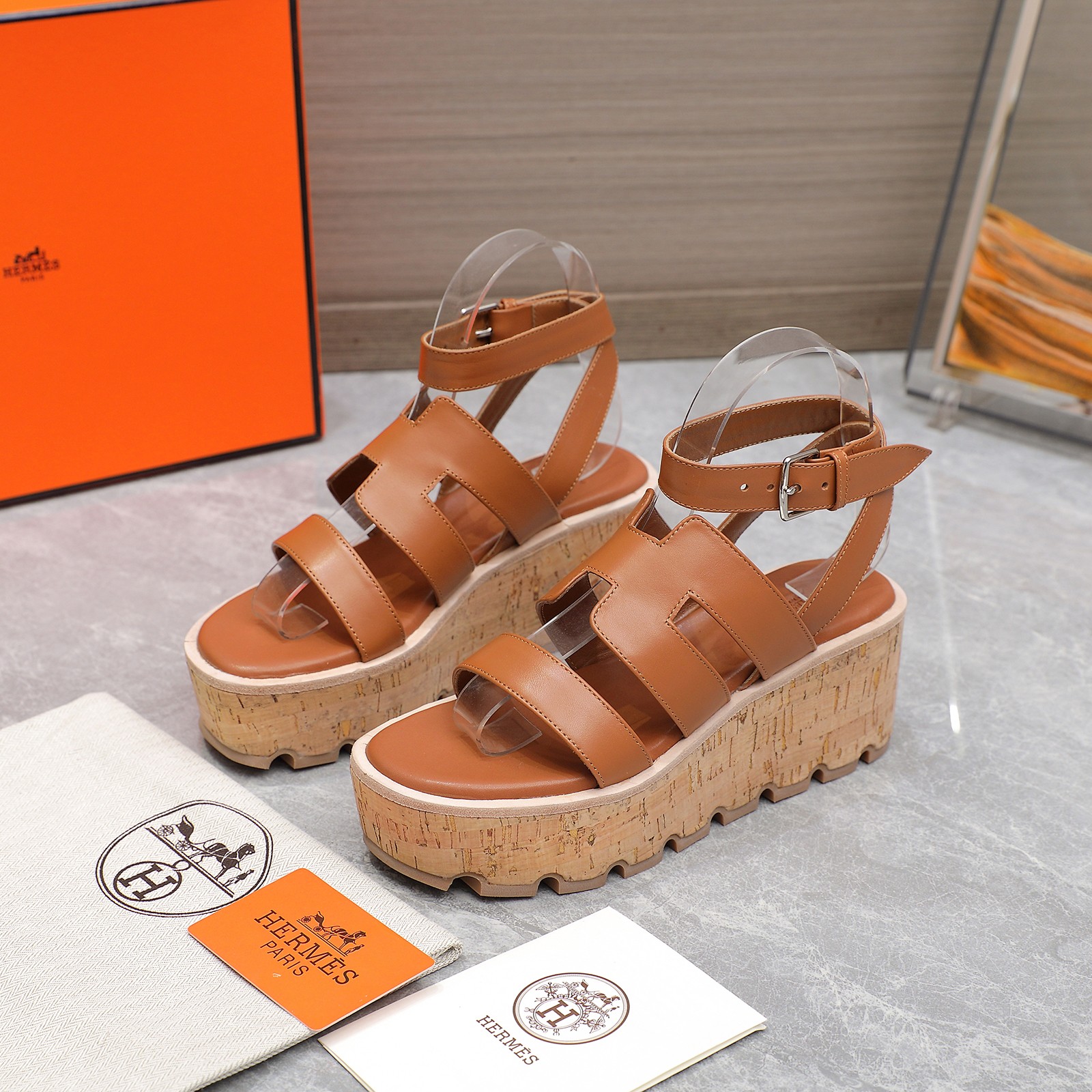 NO:230793,Hermès continues the classic Hermès wood grain wedge sponge cake bottom H sandals Hermès wedge sandals are the simplest, most pleasing and elegant ones I have ever seen!  !  !  Any style can be held, the 6cm heel height is easy to control, and all the colors are in line with each other. It has its own unique style on the feet, so you must buy this one. It is really classic and easy to wear and look good!  Fabric: imported cowhide, inner sheepskin. Sheepskin footbed, Italian original color genuine leather outsole, log water slid wrapping platform. Rubber non-slip original outsole, color 5 colors, 35-40, packaging, full set of original packaging, running volume, price, sandals, hermes, hermes, sandals, cowhide, sheepskin, Leather soles19860909爱马仕将经典延续 Hermès 木纹坡跟松糕底H凉鞋 爱马仕的坡跟凉鞋是我见过最简约最耐看最有气质的！！！ 任何风格都能hold住,6cm坡跟高度轻松驾驭,颜色统统对版.上脚都有她的独特风格,一定要入手这款,真心经典好穿好看！ 面料:进口牛皮 内里羊皮.羊皮垫脚 意大利原色真皮大底沿条 原木水松包裹水台.橡胶防滑原版大底 颜色5个颜色 码数35-40 包装全套原版包装 跑量价,凉鞋,hermes,hermes,sandals,cowhide,sheepskin,Leather soles,Women's Shoes