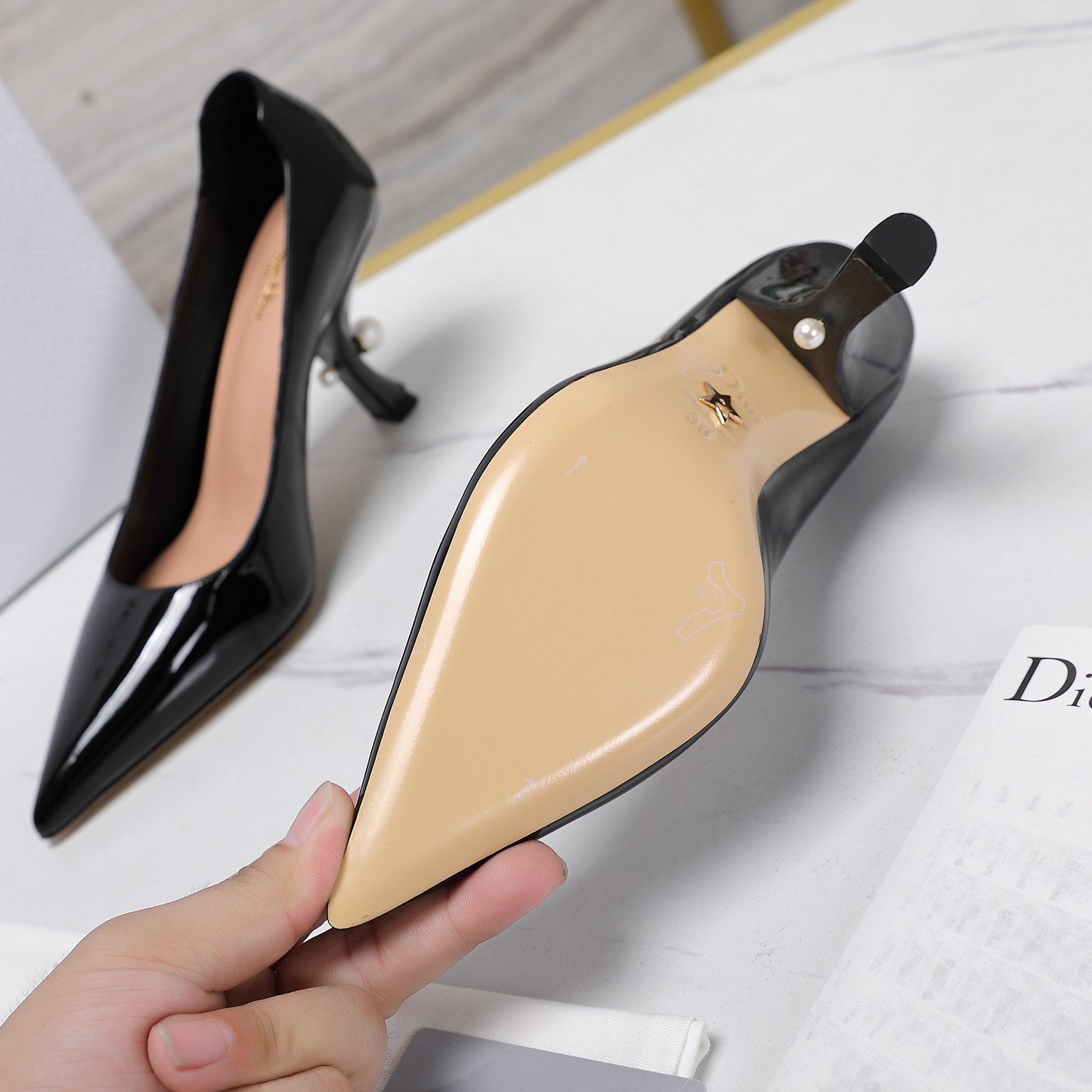 NO:168130,Exclusive top version Dior (Dior) Spring and summer catwalk new Tribales high heels women's catwalk pointed shoes CD star same style pearl heel letter logo hardware buckle top high-end version on the market Material: imported beef patent leather   water dyed sheepskin inner footbed   original molded pearl hardware buckle   Italian genuine leather outsole Heel height 8cm size34-41 (34.40.41 custom-made non-return) Price, high heels, balenciaga, dior, dior, high heels, sheepskin, Leather soles19860909独家顶级版本 Dior（ 迪奥） 春夏走秀新款Tribales高跟女 走秀款尖头单鞋 CD明星同款珍珠跟字母logo五金扣 市面顶级高端版本 材质:进口牛漆皮 水染羊皮内里垫脚 原版开模珍珠五金扣 意大利真皮大底 跟高8cm size34-41（34.40.41定制不退换） 价格,高跟鞋,balenciaga,dior,dior,high heels,sheepskin,Leather soles,Women's Shoes