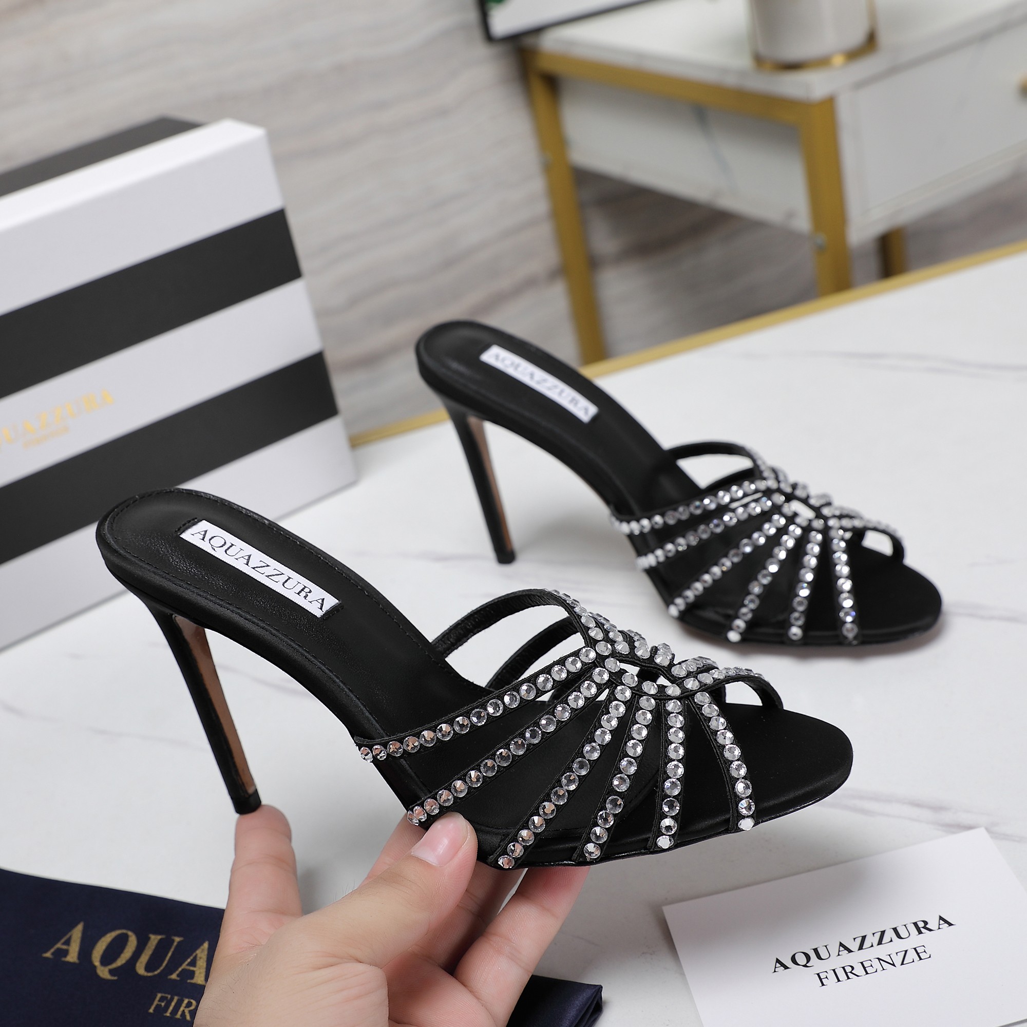 NO:167475,New spring and summer AQUAZZURA Zp Original mold opening New high-heel sandals ——————————————— Made of original custom silk, original mold opening Swarovski rhinestone decorative buckle, super flash Outsole gold iconic pineapple micro-label to give the product rich brand connotation and luxurious appearance Single product genuine leather upsole sheepskin insole creation, creating beautiful and smooth appearance, comfortable and fashionable must-have. Imported cowhide upper foot mat: sheepskin Outsole Italian leather outsole Heel height 7cm/10cm (order note) Shoe size: 35-39 (34.41.42.43 Custom made without return) Price, high heels, slippers, cowhide, sheepskin, real silk, Leather soles19860909春夏新款 AQUAZZURA Zp 原版开模 新品高跟凉拖鞋 ——————————— 采用原版定制真丝制成,原版开模施华洛奇水钻装饰扣,超闪 大底金色标志性菠萝微标赋予单品丰富的品牌内涵与奢华的外观单品真皮大底羊皮鞋垫 创作即外观线条优美流畅又上脚舒适时髦精必入款. 鞋面进口牛皮 脚垫: 羊皮 大底意大利真皮大底 跟高7cm/10cm（下单备注） 鞋码: 35-39 (34.41.42.43定做不退换) 价格,高跟鞋,high heels,slippers,cowhide,sheepskin,real silk,Leather soles,Women's Shoes