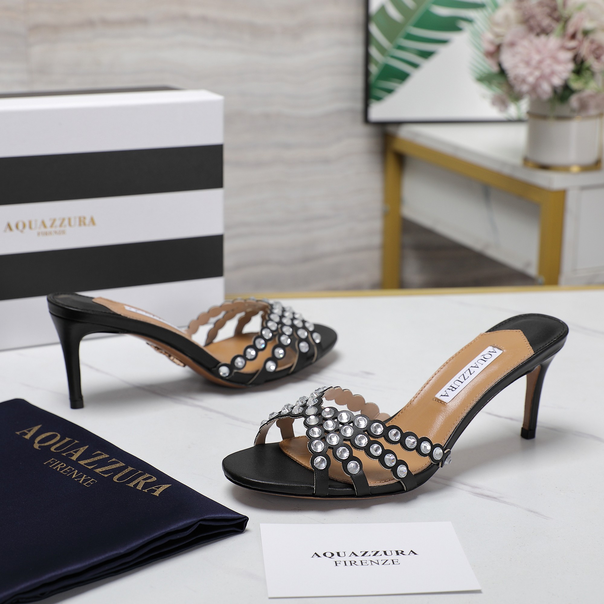 NO:168126,New spring and summer AQUAZZURA Zp Original mold opening New high-heel sandals ——————————————— Made of original custom silk, original mold opening Swarovski rhinestone decorative buckle, super flash Outsole gold iconic pineapple micro-label to give the product rich brand connotation and luxurious appearance Single product genuine leather upsole sheepskin insole creation, creating beautiful and smooth appearance, comfortable and fashionable must-have. Imported cowhide upper foot mat: sheepskin Outsole Italian leather outsole Heel height 7cm/10cm (order note) Shoe size: 35-39 (34.41.42.43 Custom made without return) Price, high heels, slippers, cowhide, sheepskin, real silk, Leather soles19860909春夏新款 AQUAZZURA Zp 原版开模 新品高跟凉拖鞋 ——————————— 采用原版定制真丝制成,原版开模施华洛奇水钻装饰扣,超闪 大底金色标志性菠萝微标赋予单品丰富的品牌内涵与奢华的外观单品真皮大底羊皮鞋垫 创作即外观线条优美流畅又上脚舒适时髦精必入款. 鞋面进口牛皮 脚垫: 羊皮 大底意大利真皮大底 跟高7cm/10cm（下单备注） 鞋码: 35-39 (34.41.42.43定做不退换) 价格,高跟鞋,high heels,slippers,cowhide,sheepskin,real silk,Leather soles,Women's Shoes