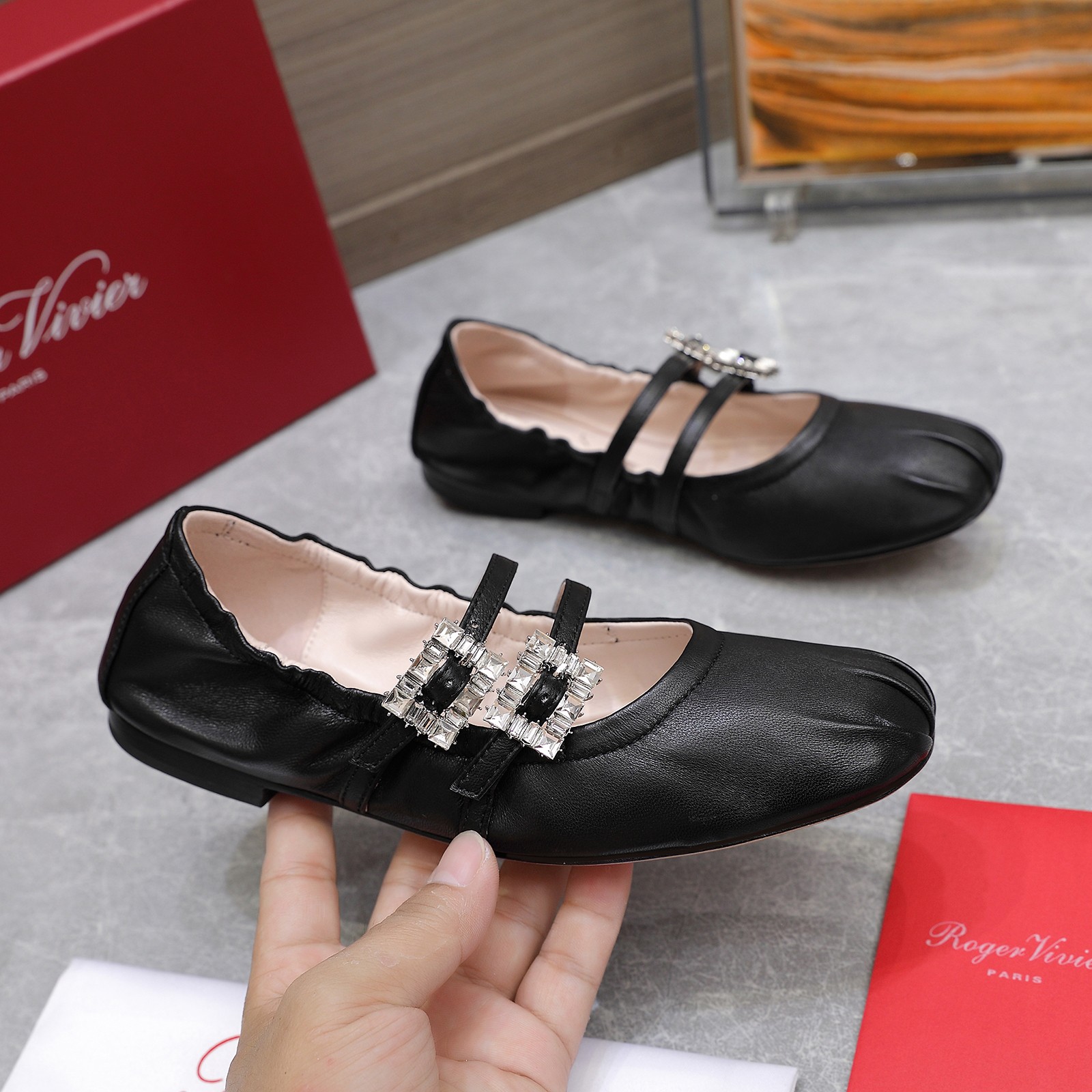 NO:758717,Roger Vivir Early Spring New RV Women's Shoes Diamond Buckle Flat Bottom Imported Soft Sheepskin Ballet Shoes This flat sole is made of soft sheepskin and combines many of the brand's iconic elements. Drawing inspiration from the brand's past masterpieces, it has a pointed square toe design, embellished with mini rounded buckles, and a lacquered heel decorated with an embossed RV diamond buckle logo. Imported soft sheepskin upper, imported sheepskin lining, genuine leather outsole Size 35-39 (40 is custom-made, non-returnable, non-exchangeable)  price,shoes,roger vivier,sheepskin,leather soles19860909Roger Vivir 早春新款RV女鞋 钻扣 平底 进口软羊皮芭蕾舞鞋 本款平底才用柔软羊皮面制成,糅合众多品牌标志性元素 从品牌往期代表作汲取灵感,尖方头设计,点缀迷你圆角饰扣,镀漆后跟饰以浮雕RV钻扣标志 鞋面进口软羊皮 内里进口羊皮 大底真皮大底 Size35-39（40 定做不退不换） 价格,单鞋,roger vivier,sheepskin,Leather soles,Women's Shoes