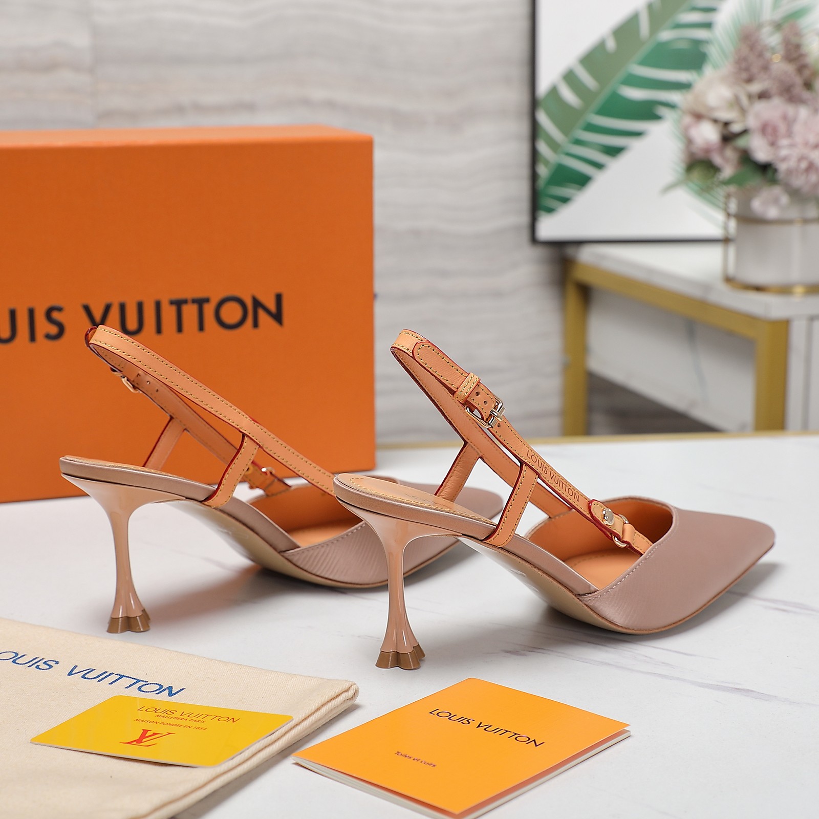 NO:236578,Top version LV | Louis Vuitton, new early spring style, medieval sandals, the counter is the latest model, the rear empty sandals are new, —————————————————— Purchase level!  Full of high-end feeling!  A popular model from domestic and foreign bloggers, retro and fashionable, beautiful!  Official website main model★ Original silk embossed upper, imported sheepskin lining, outsole original Italian leather outsole, heel height 7.5/9.5cm Shoe size: 35-39 (40, 41, 42 custom-made, no return or exchange) Running price, sandals, louis vuitton, louis vuitton, sandals, sheepskin, real silk, Leather soles19860909顶级版本LV | 路易威登 早春新款 中古风凉鞋 专柜主打最新款 后空凉鞋硬货上新 ——————————— 代购级别！高级感十足！国内外博主刷爆的一款,复古又时髦上脚美炸了！官网主推款★ 鞋面原版真丝压纹 内里进口羊皮里 大底原版意大利真皮大底 跟高7.5/9.5cm 鞋码: 35-39（40、41、42定制不退换） 跑量价,凉鞋,louis vuitton,louis vuitton,sandals,sheepskin,real silk,Leather soles,Women's Shoes