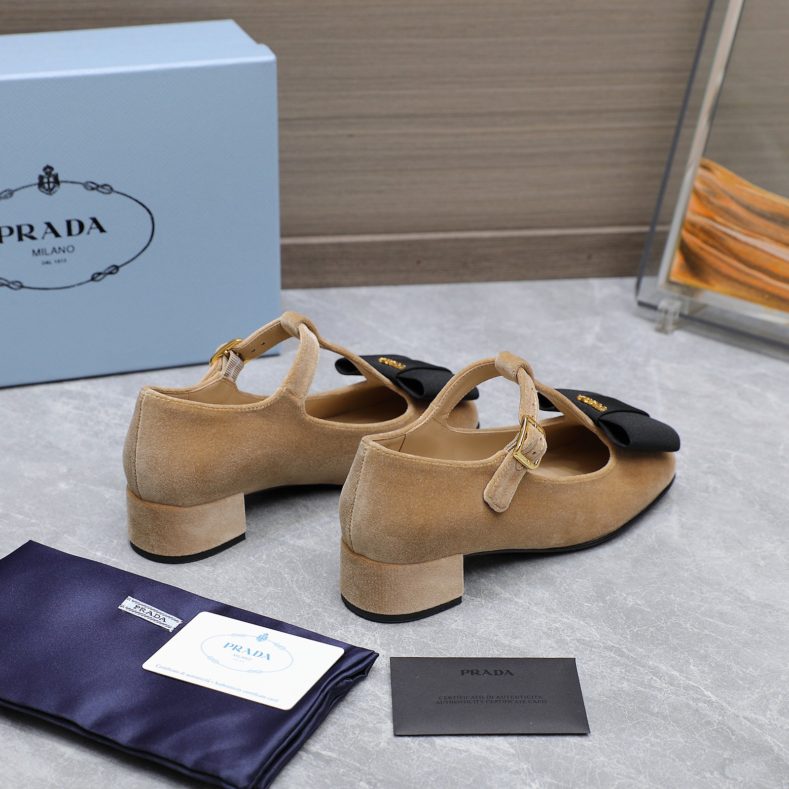 NO:236627,Prad* Prad* 25-year early spring new thick heel single shoes women's shoes round toe bow Mary Jane Classic and fashionable color scheme effortless elegant style coming, fashionable, exquisite and beautiful toe, fashionable and simple, new daily slippers beautiful and elegant, super high-end, super good on the feet and can lengthen the legs. Velvet upper, imported sheepskin inside, outsole genuine leather outsole, heel height 3.5CM, size 35-42 (40.41.42 size custom-made, no return or exchange) Running volume, single shoes, prada, prada, mary jane, slippers, sheepskin, Leather soles19860909Prad*普拉达 25年早春新款粗跟单鞋女鞋圆头蝴蝶结玛丽珍 经典时尚配色 毫不费力的优雅风来袭 时髦 精致绝美包头 外穿时尚气质简约新款日常拖鞋美出高级感,上脚超好而且可以拉长腿型. 鞋面丝绒 内里进口羊皮 大底真皮大底 跟高3.5CM 码数35-42（40.41.42码定做不退不换） 跑量,单鞋,prada,prada,mary jane,slippers,sheepskin,Leather soles,Women's Shoes