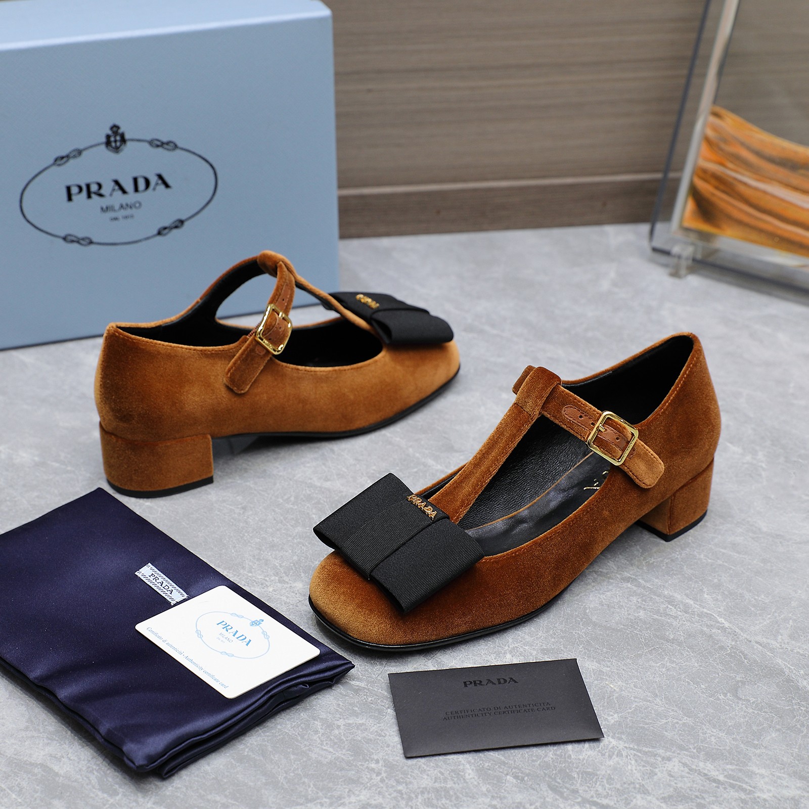 NO:236630,Prad* Prad* 25-year early spring new thick heel single shoes women's shoes round toe bow Mary Jane Classic and fashionable color scheme effortless elegant style coming, fashionable, exquisite and beautiful toe, fashionable and simple, new daily slippers beautiful and elegant, super high-end, super good on the feet and can lengthen the legs. Velvet upper, imported sheepskin inside, outsole genuine leather outsole, heel height 3.5CM, size 35-42 (40.41.42 size custom-made, no return or exchange) Running volume, single shoes, prada, prada, mary jane, slippers, sheepskin, Leather soles19860909Prad*普拉达 25年早春新款粗跟单鞋女鞋圆头蝴蝶结玛丽珍 经典时尚配色 毫不费力的优雅风来袭 时髦 精致绝美包头 外穿时尚气质简约新款日常拖鞋美出高级感,上脚超好而且可以拉长腿型. 鞋面丝绒 内里进口羊皮 大底真皮大底 跟高3.5CM 码数35-42（40.41.42码定做不退不换） 跑量,单鞋,prada,prada,mary jane,slippers,sheepskin,Leather soles,Women's Shoes