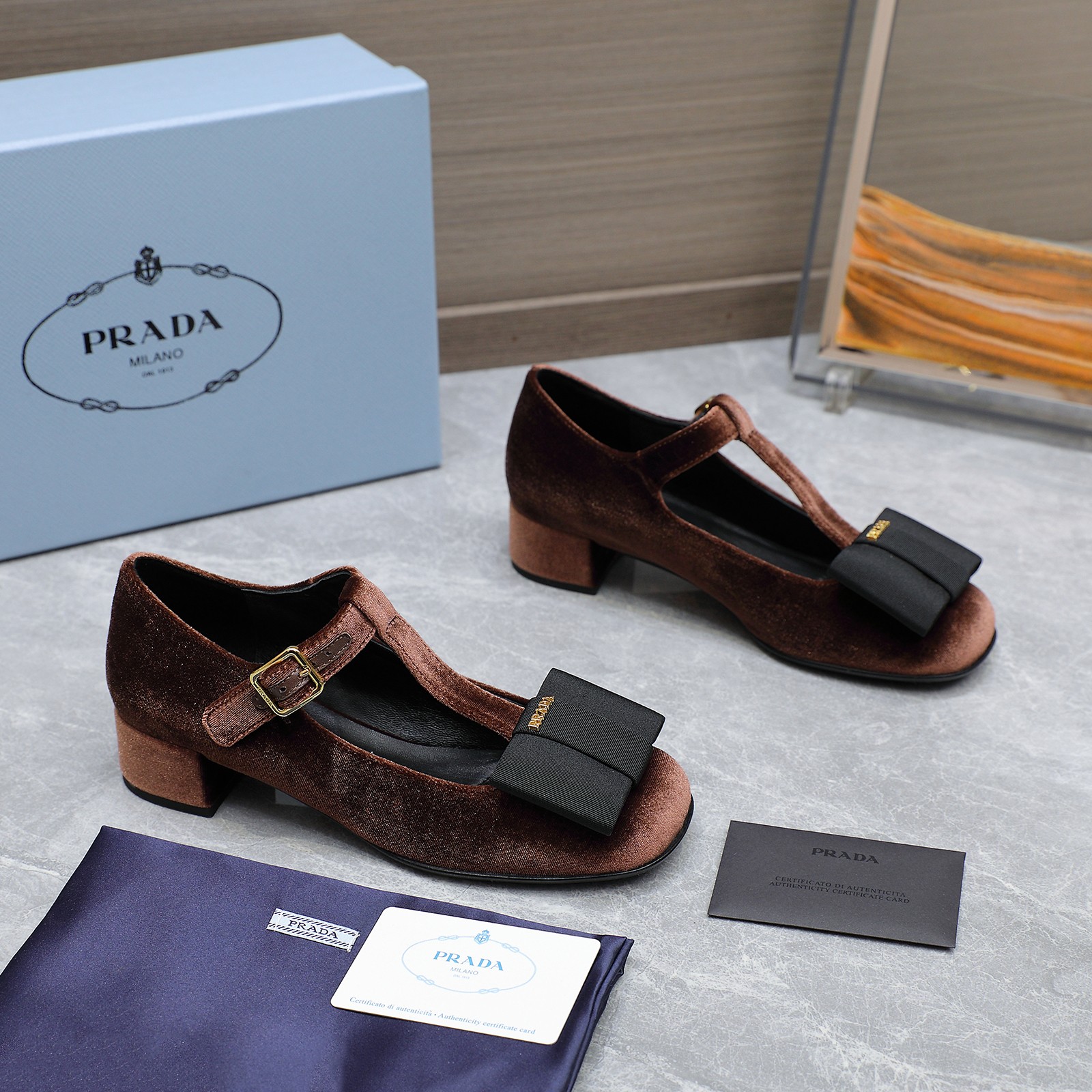 NO:236632,Prad* Prad* 25-year early spring new thick heel single shoes women's shoes round toe bow Mary Jane Classic and fashionable color scheme effortless elegant style coming, fashionable, exquisite and beautiful toe, fashionable and simple, new daily slippers beautiful and elegant, super high-end, super good on the feet and can lengthen the legs. Velvet upper, imported sheepskin inside, outsole genuine leather outsole, heel height 3.5CM, size 35-42 (40.41.42 size custom-made, no return or exchange) Running volume, single shoes, prada, prada, mary jane, slippers, sheepskin, Leather soles19860909Prad*普拉达 25年早春新款粗跟单鞋女鞋圆头蝴蝶结玛丽珍 经典时尚配色 毫不费力的优雅风来袭 时髦 精致绝美包头 外穿时尚气质简约新款日常拖鞋美出高级感,上脚超好而且可以拉长腿型. 鞋面丝绒 内里进口羊皮 大底真皮大底 跟高3.5CM 码数35-42（40.41.42码定做不退不换） 跑量,单鞋,prada,prada,mary jane,slippers,sheepskin,Leather soles,Women's Shoes