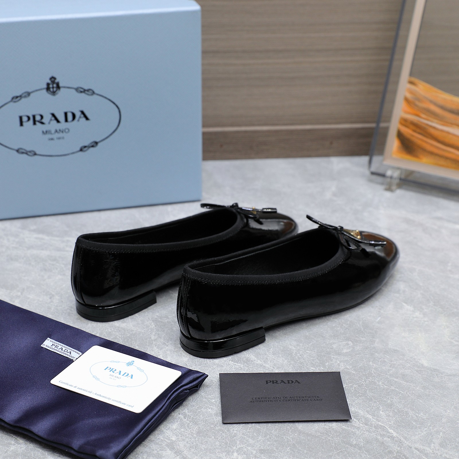 NO:165866,Prad* Prad* 25-year early spring new thick heel single shoes women's shoes round toe bow Mary Jane Classic and fashionable color scheme effortless elegance coming, fashionable, exquisite and beautiful toe, fashionable and simple, new daily slippers beautiful and elegant, super high-end, super good on the feet and can lengthen the legs. Imported patent leather on the upper, imported sheepskin on the inner, outsole leather outsole, heel height 1.5CM, size 35-42 (40.41.42 size custom-made, no return or exchange) Running volume, single shoes, prada, prada, mary jane, slippers, sheepskin, Leather soles19860909Prad*普拉达 25年早春新款粗跟单鞋女鞋圆头蝴蝶结玛丽珍 经典时尚配色 毫不费力的优雅风来袭 时髦 精致绝美包头 外穿时尚气质简约新款日常拖鞋美出高级感,上脚超好而且可以拉长腿型. 鞋面进口漆皮 内里进口羊皮 大底真皮大底 跟高1.5CM 码数35-42（40.41.42码定做不退不换） 跑量,单鞋,prada,prada,mary jane,slippers,sheepskin,Leather soles,Women's Shoes