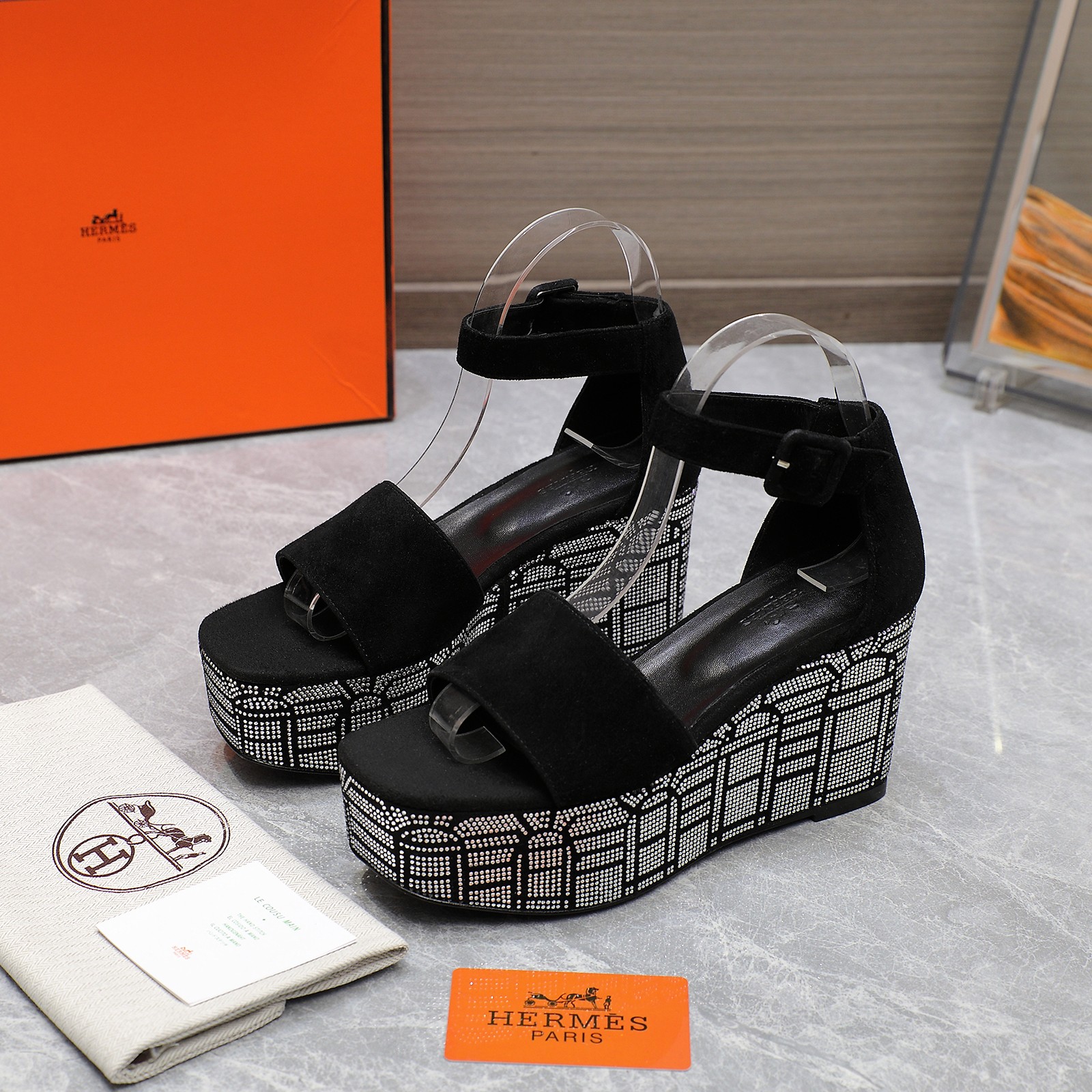 NO:236595,Top [Love] Hermes Heels Heels Water Platform Sandals New Color Oran Sandals Classic Series——————————— [Rose] Exclusive original mold opening, fashionable and versatile, super comfortable, every detail is the ultimate Original palm print/swift calfskin/sheep velvet, original 1:1 exclusive private mold upper/original genuine leather sole/original water platform one-to-one mold opening, sheepskin inner, sheepskin footbed [Fireworks], it is simply beautiful Packaging: Original packaging SIZE35-41 (41.42 customization without return or replacement) Heel height 8CM leather diamond surface 310, sandals, hermes, hermes, stuart weitzman, sandals, cowhide, sheepskin, Leather soles19860909顶级[爱心] Hermes 爱马仕坡跟水台凉鞋新款配色Oran凉鞋经典系列———————————[玫瑰] 独家原版开模,时尚又百搭 超级舒服 每个细节都做到极致 原版手掌纹/swift小牛皮 /羊反绒, 原版1:1独家私模鞋面/原版真皮大底 /原版水台一比一开模,羊皮内里,羊皮垫脚[烟花],简直美翻了 包装: 原版包装 SIZE35-41（41.42定制不退不换） 跟高8CM 皮面钻面310,凉鞋,hermes,hermes,stuart weitzman,sandals,cowhide,sheepskin,Leather soles,Women's Shoes