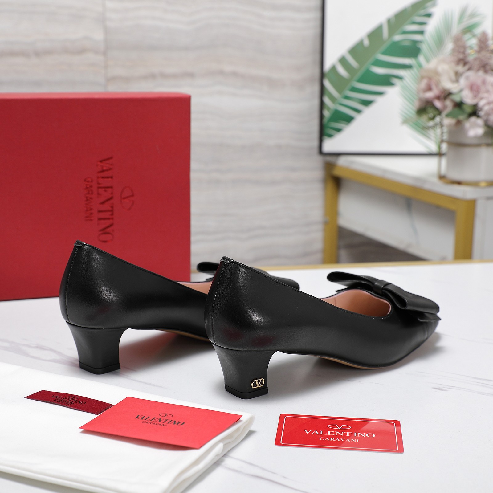 NO:165869,The highest version Valentino Valentino 25ss women's shoes new bow mid-heel single shoes Since changing designers, Huajia's style is becoming more retro and elegant, and the large bow is more playful. The popular small round toe design nowadays highlights one's personality and eclectic, as well as embracing the understanding and impact of fashion. Upper satin sheepskin footbed mixed breed sheepskin outsole Italian leather outsole heel height 5cm size 35-42 (41 42 custom-made non-return and exchange), single shoes, valentino, valentino, sheepskin, silk fabric, Leather soles19860909最高版本 Valentino华伦天奴25ss女鞋新款蝴蝶结中跟单鞋 自从换了设计师 华家的风格越来越复古优雅,大蝴蝶结更显俏皮 时下流行的小圆头设计,彰显着自我个性和不拘一格,以及怀抱着对时尚的理解和冲撞 鞋面绸缎羊皮面 垫脚混种羊皮 大底意大利真皮大底 跟高5cm 码数35-42（41 42定制不退换）,单鞋,valentino,valentino,sheepskin,silk fabric,Leather soles,Women's Shoes