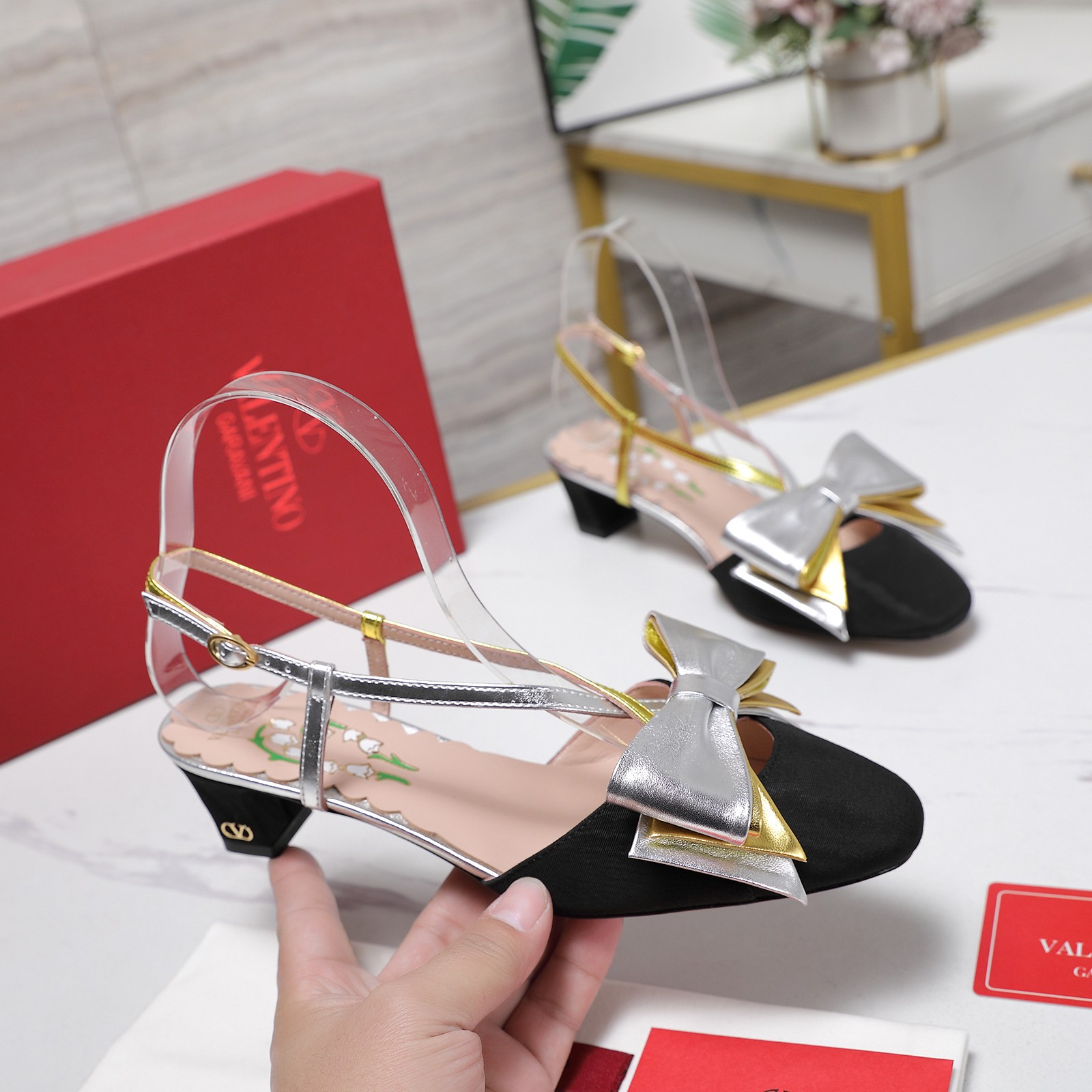 NO:165860,The highest version Valentino Valentino 25ss women's shoes new bow with medium heel single back empty sandals shoes. Since I changed the designer, Huajia's style is becoming more retro and elegant, and the large bow is more playful. The popular small round toe design nowadays highlights one's personality and eclectic, as well as embracing the understanding and impact of fashion. Upper satin sheepskin footbed mixed breed sheepskin outsole Italian leather outsole heel height 5cm size 35-42 (41 42 custom-made non-return and exchange), sandals, valentino, valentino, sandals, sheepskin, silk fabric, Leather soles19860909最高版本 Valentino华伦天奴25ss女鞋新款蝴蝶结中跟单后空凉鞋鞋 自从换了设计师 华家的风格越来越复古优雅,大蝴蝶结更显俏皮 时下流行的小圆头设计,彰显着自我个性和不拘一格,以及怀抱着对时尚的理解和冲撞 鞋面绸缎羊皮面 垫脚混种羊皮 大底意大利真皮大底 跟高5cm 码数35-42（41 42定制不退换）,凉鞋,valentino,valentino,sandals,sheepskin,silk fabric,Leather soles,Women's Shoes