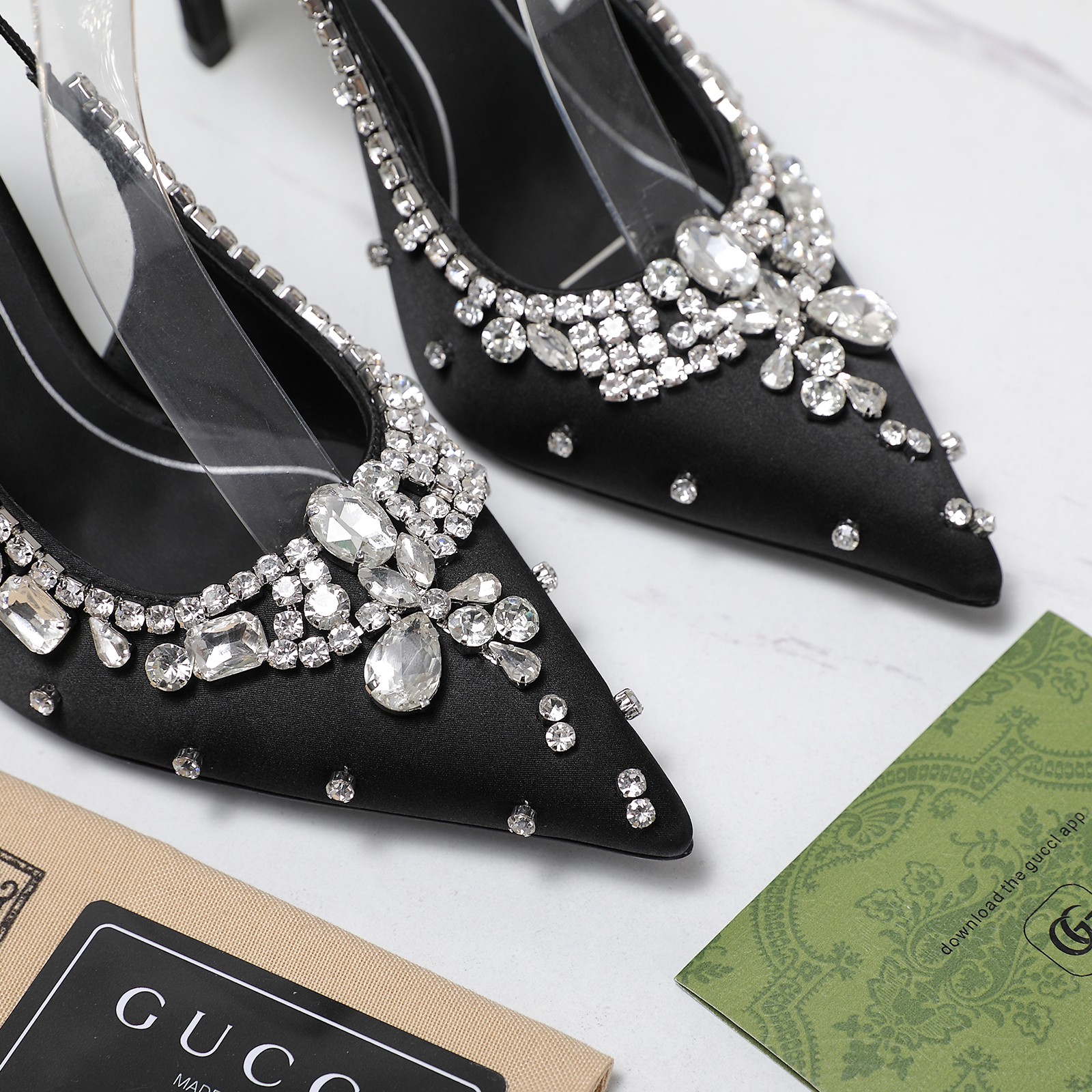 NO:165885,最高版本 Gucci春夏新款尖头水钻后空凉鞋, 重工！  !  !  Pure hand-stitched rhinestones. The beloved shallow-mouthed shoes are back again. They are made of different materials ingeniously. The silk material is ironed and the ironing diamonds are cleverly interpreted in various occasions. This paired with the metal heel adds a lot of highlights, which is quite textured. Fabric, 100% silk cloth inner lining, imported sheepskin lining, heel height, 10.5cm sole, Italian leather sole size, 35-42 (404142 custom made without return) Full set of original packaging!  Price, sandals, gucci, sandals, sheepskin, real silk19860909最高版本 Gucci春夏新款尖头水钻后空凉鞋, 重工！！！纯手工拼缝水钻 备受喜爱的浅口鞋再度回归,匠心选用不同材质,真丝材质上烫钻巧妙诠释合多种场合,这款搭配金属鞋跟增添了不少亮点,相当有质感 面料,百分百真丝布 内里,进口羊皮里 跟高,10.5cm 大底,意大利真皮底 码数,35-42（404142订做不退换） 全套原版包装！ 价格,凉鞋,gucci,sandals,sheepskin,real silk,Women's Shoes