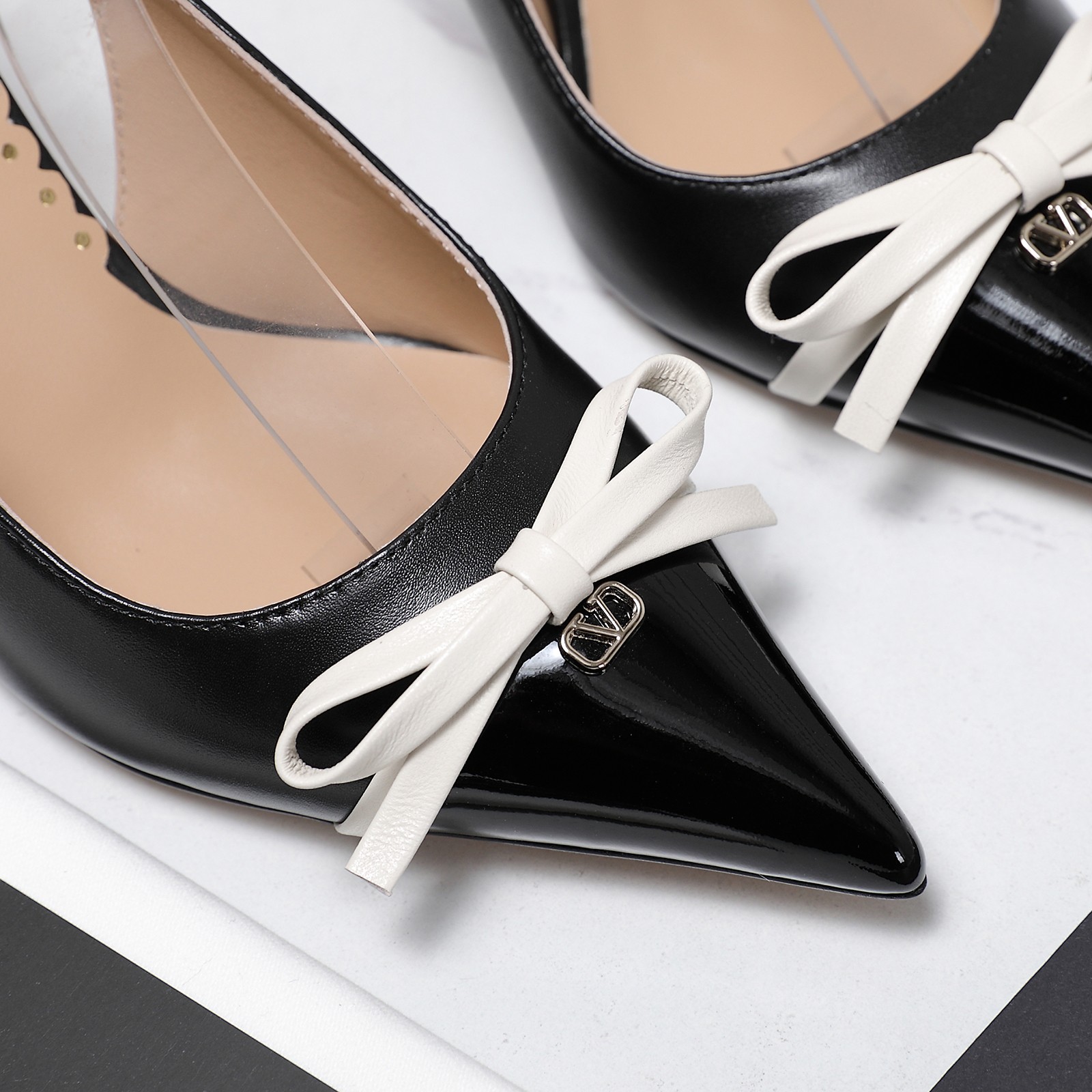 NO:236568,The highest version Valentino Paris Fashion Week Spring and Summer Show New Valentino mid-heel bow and back space Sandals Valentino originated from an Italian fashion brand, combining Italian handicrafts and modern beauty to interpret the new fashion charm Continuing the classic bow design, it is favored by well-known overseas bloggers. Tens of millions of fans and bloggers are passionately interpreted and sold well at home and abroad. It has been out of stock in China, top version Candy color matching, each color is beautiful. It comes with family-style classic rivets and bow decoration, and the brand recognition is extremely high. The upper is top layer cowhide, imported grain sheepskin inside, original custom leather outsole, heel height 8CM/4CM, full set of original packaging, size 35-42 