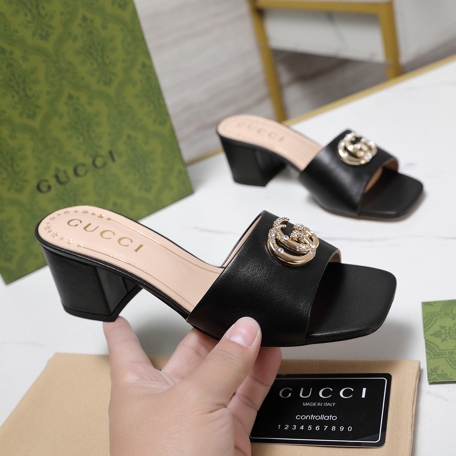 NO:236186,The highest version GUCCi2025 Early Spring Series GG Classic Diamond Buckles Original one-to-one Tips craftsmanship is the same as the original medium-heel slippers sandals with double G diamond buckles as the brand's iconic symbol to create a stunning new interpretation of the work!  Imported fabric top layer cowhide, imported cowhide, heel height 5.5CM, outsole, Italian leather outsole, size 35-42 (41 42 custom made, non-return and exchange) Price, slippers, gucci, sandals, slippers, cowhide, Leather soles19860909最高版本 GUCCi2025早春系列GG经典钻扣 原版一比一 踮脚工艺同原版一样 中跟拖鞋 凉鞋 配双G钻扣作为品牌的标志性象征制作而成打造令人惊艳的作品焕新演绎！ 面料进口头层牛皮 内里进口牛皮 跟高5.5CM 大底意大利真皮大底 尺码35-42（41 42定做不退换） 价格,拖鞋,gucci,sandals,slippers,cowhide,Leather soles,Women's Shoes