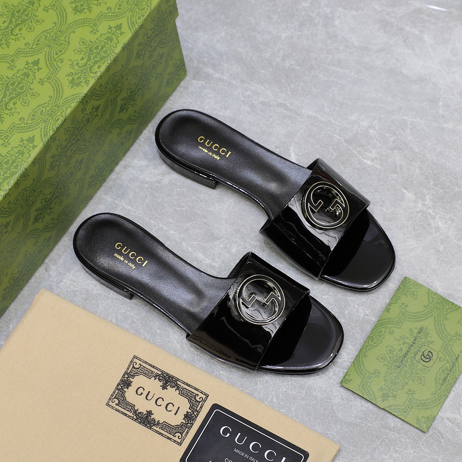 NO:236187,The highest version of GUCCi2025 Early Spring Series GG painted gold buckle Original one-to-one mid-heel slippers sandals with double G diamond buckles as the brand's iconic symbol to create a stunning rejuvenation interpretation of the work!  Imported fabric top layer cow patent leather imported in the inner lining 1.5cm heel height 1.5cm outsole Italian leather outsole Size 35-42 (41 42 custom made without return) Price, slippers, gucci, sandals, slippers, cowhide, Leather soles19860909最高版本 GUCCi2025早春系列GG烤漆金边扣 原版一比一 中跟拖鞋 凉鞋 配双G钻扣作为品牌的标志性象征制作而成打造令人惊艳的作品焕新演绎！ 面料进口头层牛漆皮 内里进口牛皮 跟高1.5CM 大底意大利真皮大底 尺码35-42（41 42定做不退换） 价格,拖鞋,gucci,sandals,slippers,cowhide,Leather soles,Women's Shoes