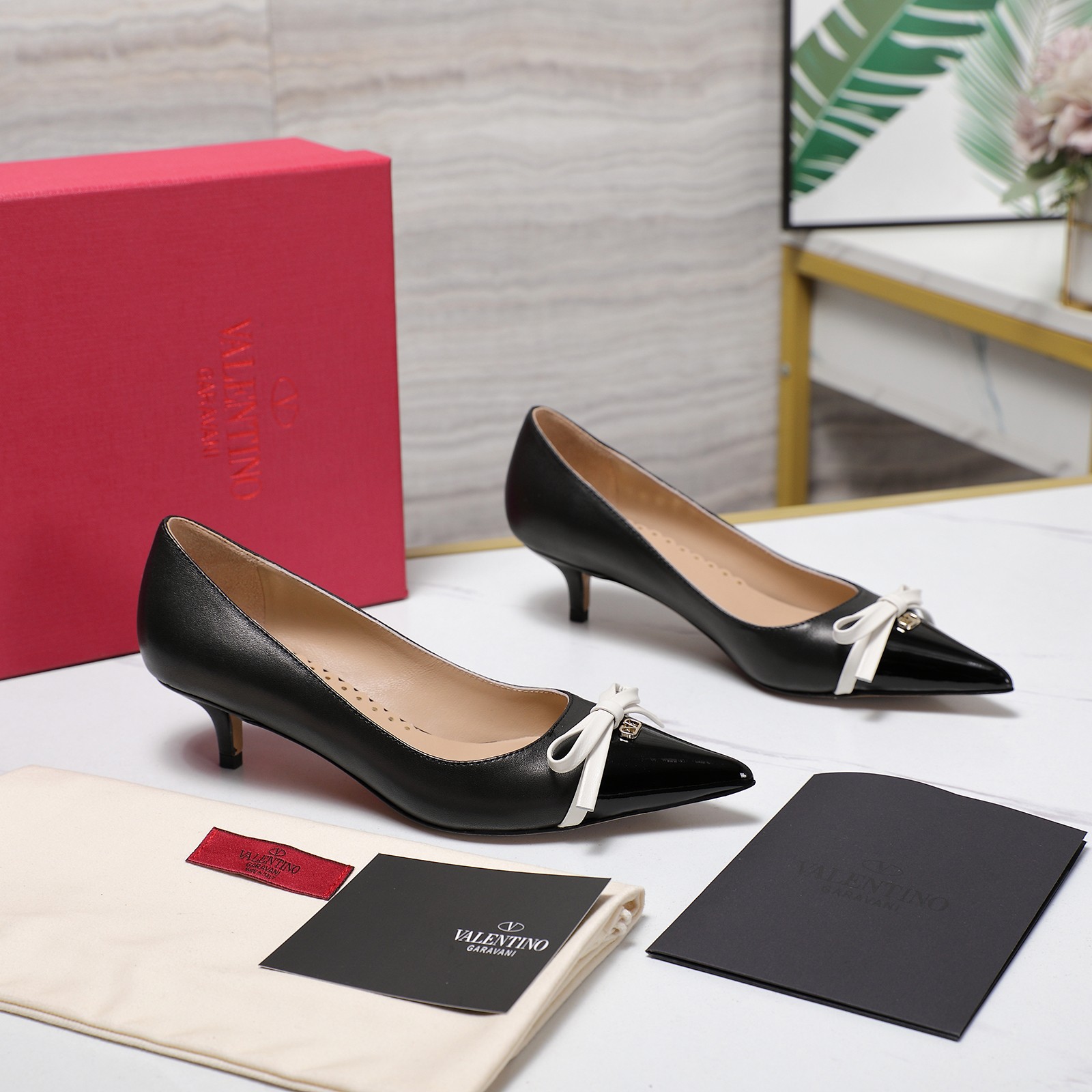 NO:236571,The highest version Valentino Paris Fashion Week 2025 Spring and Summer Show 2025 New Valentino Medium Heel Bow Single Shoes Valentino originated from an Italian fashion brand, combining Italian handicrafts and modern beauty to interpret the new fashion charm Continuing the classic bow design, it is favored by well-known overseas bloggers. Tens of millions of fans and bloggers are passionately interpreted and sold at home and abroad. It has been out of stock in China, top version Candy color matching, each color is beautiful. It comes with family-style classic rivets and bow decoration, and its brand recognition is extremely high. The upper is top layer cowhide, imported grain sheepskin inside, original custom leather outsole, heel height 8CM/4CM, full set of original packaging, size 35-42 