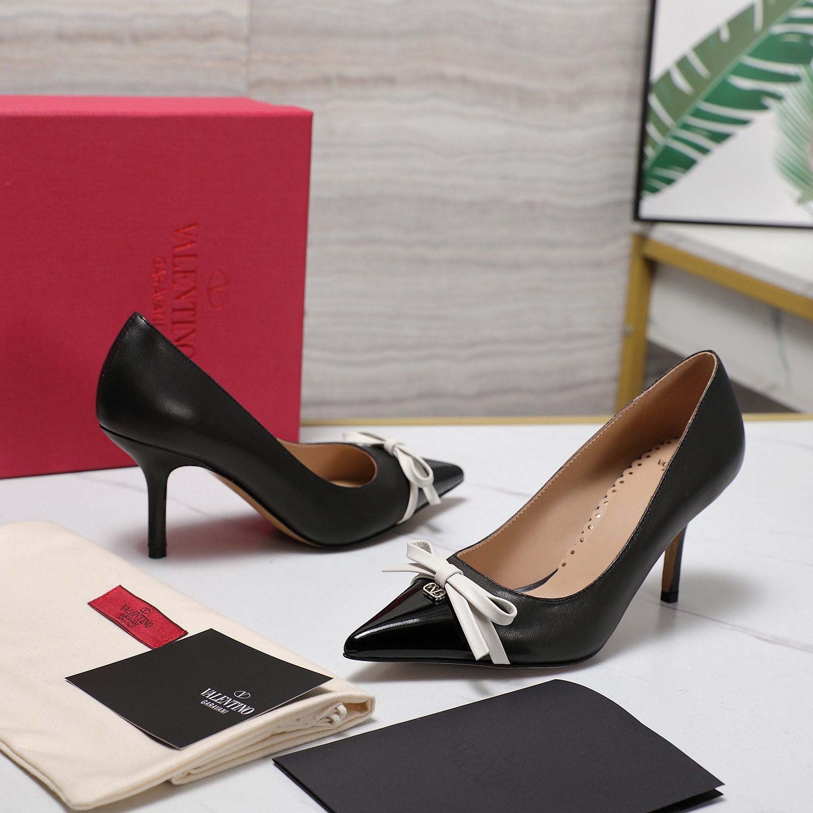 NO:236593,The highest version Valentino Paris Fashion Week 2025 Spring and Summer Show 2025 New Valentino Medium Heel Bow Single Shoes Valentino originated from an Italian fashion brand, combining Italian handicrafts and modern beauty to interpret the new fashion charm Continuing the classic bow design, it is favored by well-known overseas bloggers. Tens of millions of fans and bloggers are passionately interpreted and sold at home and abroad. It has been out of stock in China, top version Candy color matching, each color is beautiful. It comes with family-style classic rivets and bow decoration, and its brand recognition is extremely high. The upper is top layer cowhide, imported grain sheepskin inside, original custom leather outsole, heel height 8CM/4CM, full set of original packaging, size 35-42 