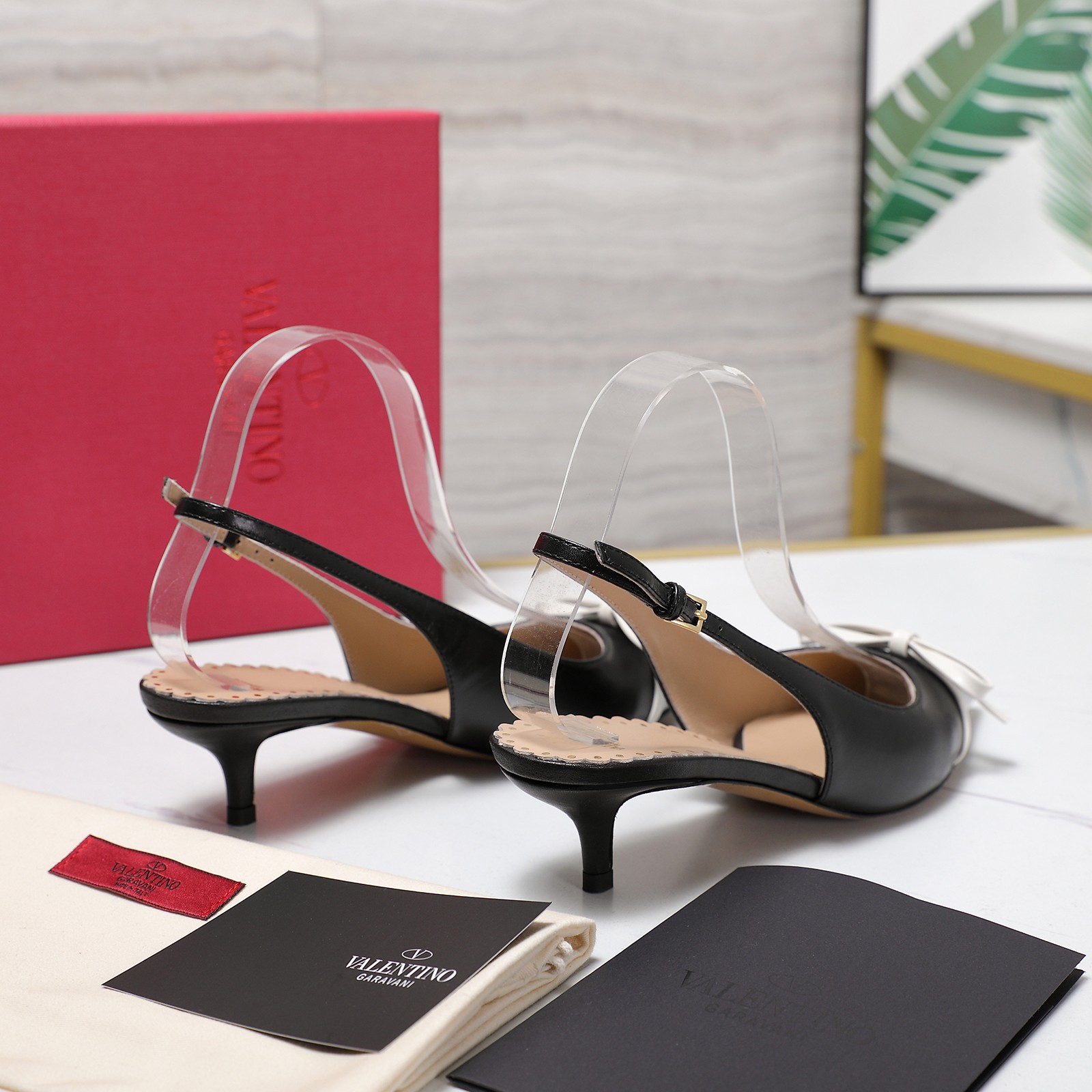 NO:236591,The highest version Valentino Paris Fashion Week 2025 Spring and Summer Show 2025 New Valentino mid-heel bow and hollow sandals Valentino originated from an Italian fashion brand, combining Italian handicrafts and modern beauty to interpret the new fashion charm Continuing the classic bow design, it is favored by well-known overseas bloggers. Tens of millions of fans and bloggers are passionately interpreted and sold at home and abroad. It has been out of stock in China, top version Candy color matching, each color is beautiful. It comes with family-style classic rivets and bow decoration, and its brand recognition is extremely high. The upper is top layer cowhide, imported grain sheepskin inside, original custom leather outsole, heel height 8CM/4CM, full set of original packaging, size 35-42 