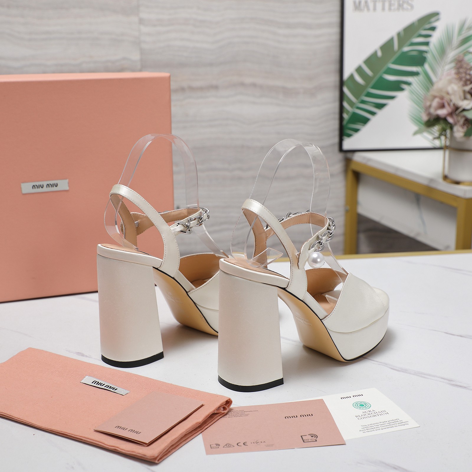 NO:237193,MiUMiUSS latest model, foreign original board mold opening, heel height 11.5cm, water table 2.5cm, original board last adjustment, foot feel and lines are perfect, imported high-end silk / snake pattern leather / patent leather Inner foot pad sheepskin Color 11 colors Outsole genuine leather sole counter copy size 35-41 sizes with full package, high heels, miumiu, high heels, sheepskin, Leather soles19860909MiUMiUSS最新款 国外供原板开模 跟高11.5cm 水台2.5cm 原板调楦 脚感线条都非常完美  面料进口高级丝绸 /蛇纹皮/漆皮 内里 垫脚羊皮 颜色11个颜色 大底真皮大底 专柜复制 码数35-41码  配全套包装,高跟鞋,miumiu,high heels,sheepskin,Leather soles,Women's Shoes