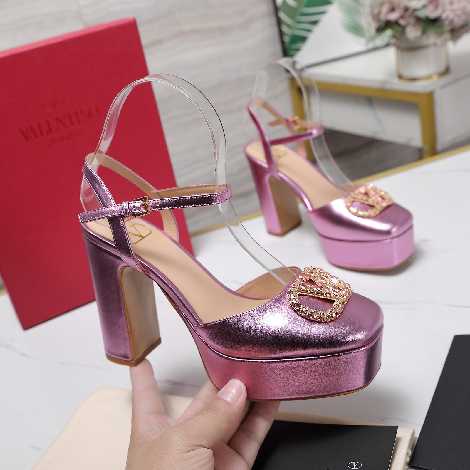 NO:237194,The highest version, top purchasing version, Valentino/Valentino rookie model!  2025SS latest metal diamond buckle logo, thick heel water table empty sandals!  The original version is purchased with a top replica of 1:1!  Exquisite last design, perfect side arc!  Selected Italian imported A-grade leather large sole to give you an authentic foot feel!  The first choice for high-end customers to purchase [Material] The upper imported cowhide / cow patent leather The inner lining original imported sheepskin Outsole Original molded imported genuine leather outsole [Shuitai height] Front 3cm Back 11CM [Size number] 35-41 sizes (42 customized) [Packaging] Configuration original packaging, high heels, valentino, valentino, sandals, high heels, cowhide, sheepskin, Leather soles19860909最高版本 顶级代购版本 Valentino/华伦天奴新秀款！ 2025SS最新金属钻扣logo 粗跟水台后空凉鞋！原版购入1:1顶级复刻！精致的楦型设计,侧身弧线完美！ 精选意大利进口A级真皮大底,带给您正品级的脚感！供高端客户代购首选【材质】 鞋面原版进口牛皮 /牛漆皮 内里原版进口羊皮 大底原版开模进口真皮大底【水台高】 前 3cm 后 11CM【码数】35-41码（42定做）【包装】配置原版包装,高跟鞋,valentino,valentino,sandals,high heels,cowhide,sheepskin,Leather soles,Women's Shoes