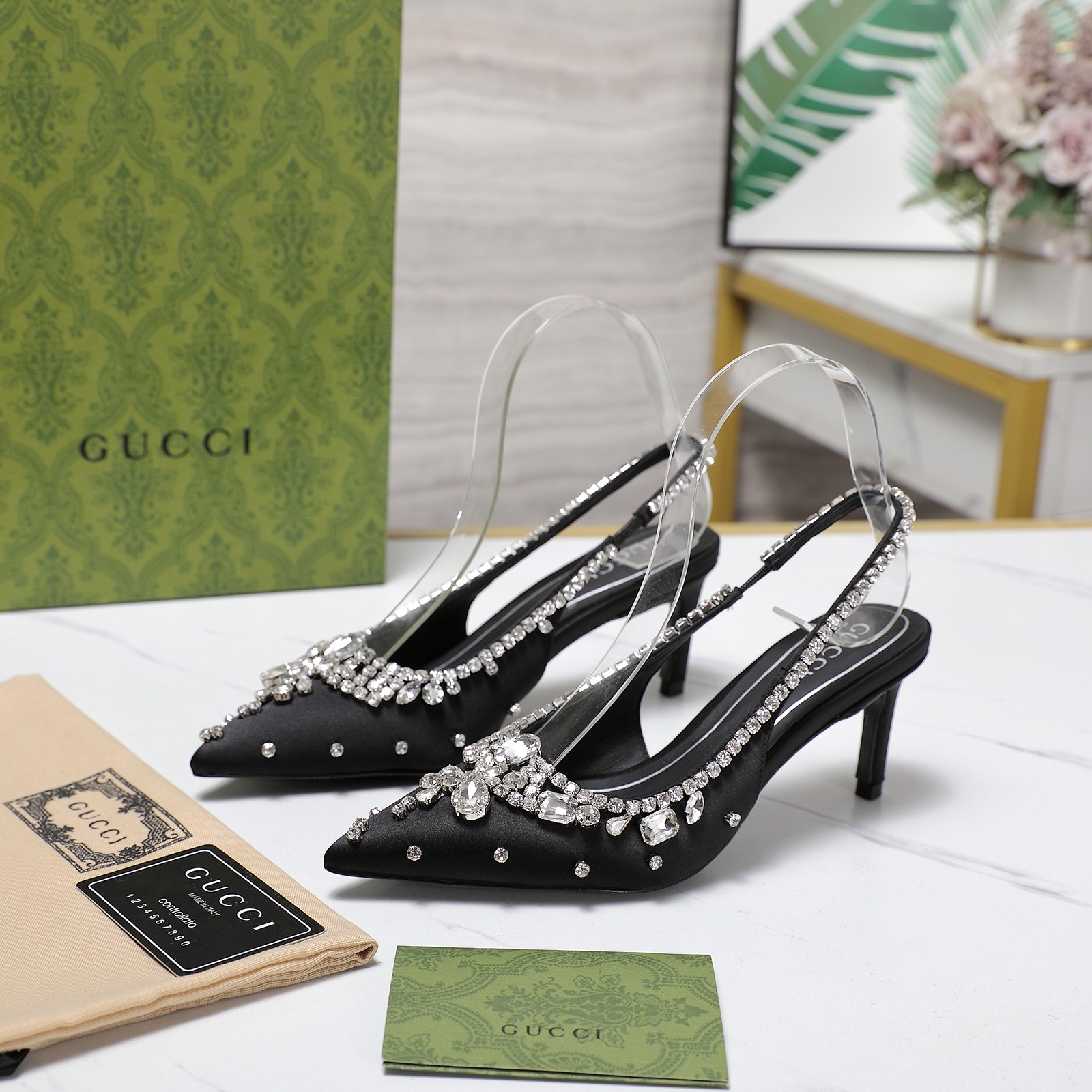 NO:230765,The highest version Gucci spring and summer new pointed rhinestone empty sandals, heavy industry!  !  !  Pure hand-stitched rhinestones, the most popular light-mouthed shoes are back again, with different materials ingeniously selected, and the silk material is ironed ingeniously interpreted in various occasions. This paired with metal heel adds a lot of highlights, which is quite textured. Fabric, 100% silk cloth inner lining, imported sheepskin lining, heel height, 6.5cm/10.5cm outsole, Italian leather sole size, 35-42 (404142 custom made without return) Full set of original packaging!  Price, sandals, gucci, sandals, sheepskin, real silk19860909最高版本 Gucci春夏新款尖头水钻后空凉鞋, 重工！！！纯手工拼缝水钻 备受喜爱的浅口鞋再度回归,匠心选用不同材质,真丝材质上烫钻巧妙诠释合多种场合,这款搭配金属鞋跟增添了不少亮点,相当有质感 面料,百分百真丝布 内里,进口羊皮里 跟高,6.5cm/10.5cm 大底,意大利真皮底 码数,35-42（404142订做不退换） 全套原版包装！ 价格,凉鞋,gucci,sandals,sheepskin,real silk,Women's Shoes