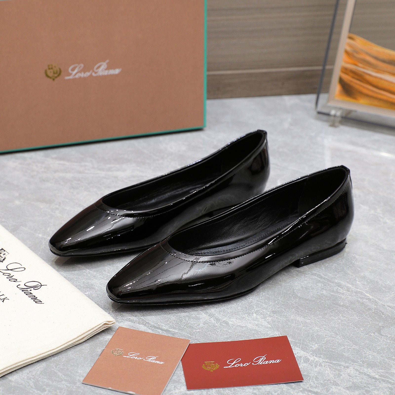 NO:237208,The highest quality LoroPiana Primula/Nuoyou Pianya Women's suede flat ballet shoes!  This exquisite flat ballet shoes is a microcosm of the exquisite urban style. The semi-Sacchetto structural design provides excellent flexibility and comfort at the front of the feet, while the suede sheepskin upper is very soft. Wear this versatile flat ballet shoes, paired with office dress or fashionable weekend style, the same color washable lining and insoles are suitable for both day and night. Loropiana classic high mercerized goat Jing shallow mouth single shoes. LP has always been a design style that is easy to wear and comfortable to wear. This old-fashioned style is super in the past few years. This German training shoes are no exception. The simple design concept is particularly simple with the brand's classic colors.  Really make a pair of items that can be used regardless of age, occupation, or outfit. Large sole genuine leather sole, fabric high mercerized sheep, inner mixed breeding sheep, size 35-41 positive size (41 customization and no return) Price, single shoes, loro piana, loro piana, sheepskin, sheep, sheep, chamois leather19860909最高品质 LoroPiana Primula/诺悠翩雅 女士麂皮平底芭蕾舞鞋！ 这款精致的平底芭蕾舞鞋是精致都市风格的缩影.半Sacchetto结构设计,在脚前部提供出色的灵活性和舒适性,而绒面羊皮革鞋面非常柔软.穿上这款百搭的平底芭蕾舞鞋,搭配办公室着装或时尚周末造型,白天夜晚皆相宜同色系可水洗衬里和鞋垫 Loropiana经典高丝光羊京浅口单鞋 LP一直是以好穿舒适为主的设计风格 这几年老钱风穿搭超级 这款德训鞋也不例外 简约的设计理念搭配品牌经典的颜色做点缀显得格外极简！真的做到一双不分年龄不分职业不分穿搭都可以驾驭的单品 大底真皮底 面料面高丝光羊猄 内里混种羊 尺码35-41正码（41定制不退货） 价格,单鞋,loro piana,loro piana,sheepskin,sheep,sheep,chamois leather,Women's Shoes